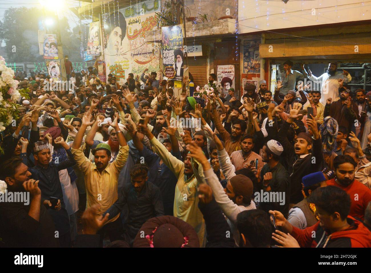 I sostenitori celebrano dopo Tehreek-e-Labbaik Pakistan (TLP) il capo Hafiz Saad Rizvi è stato rilasciato dalla prigione di Kot Lakhpat in Pakistan il 18 novembre. 2021. (Foto di Rana Sajid Hussain/Pacific Press/Sipa USA) Credit: Sipa USA/Alamy Live News Foto Stock