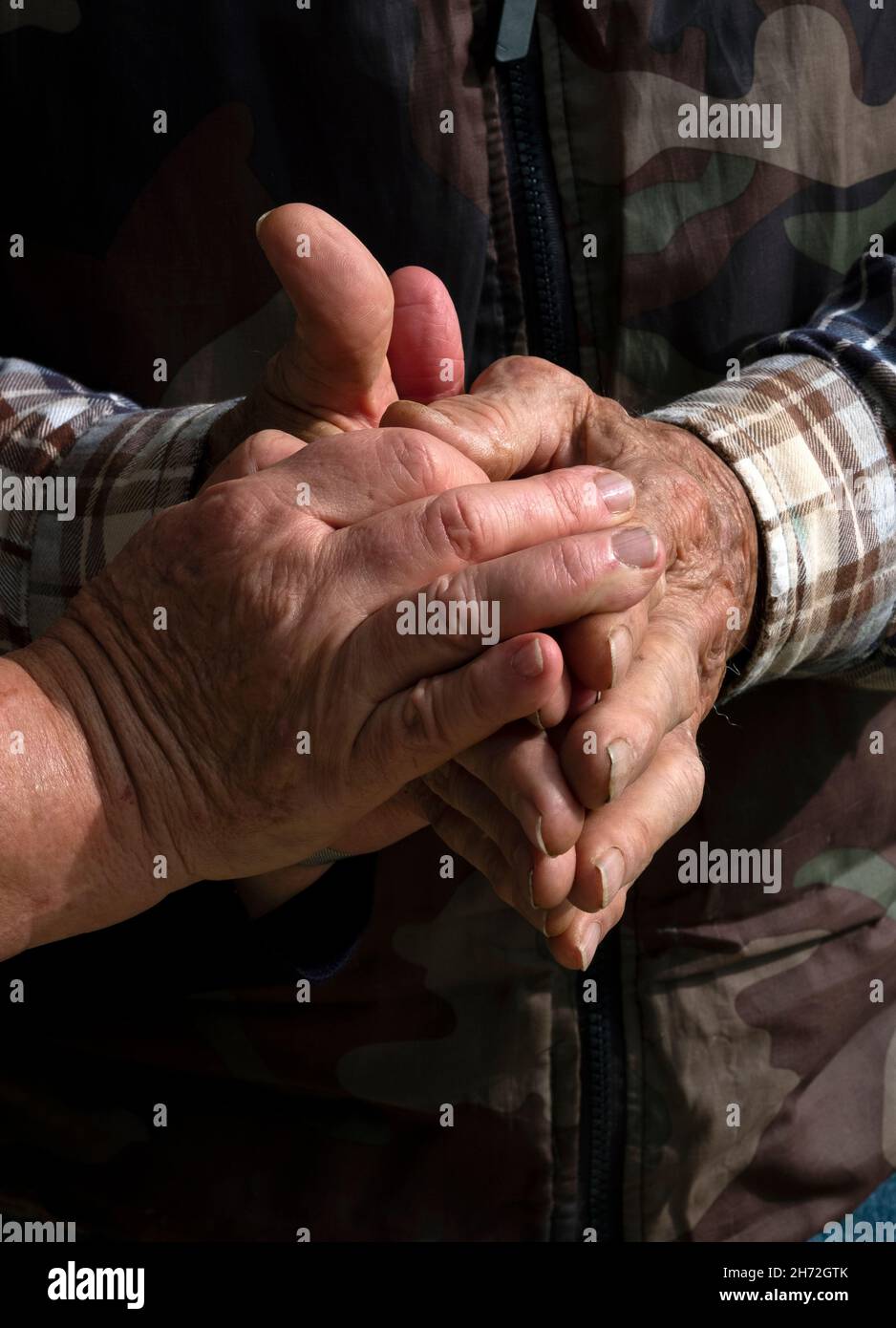 primo piano della coppia anziana che tiene le mani Foto Stock