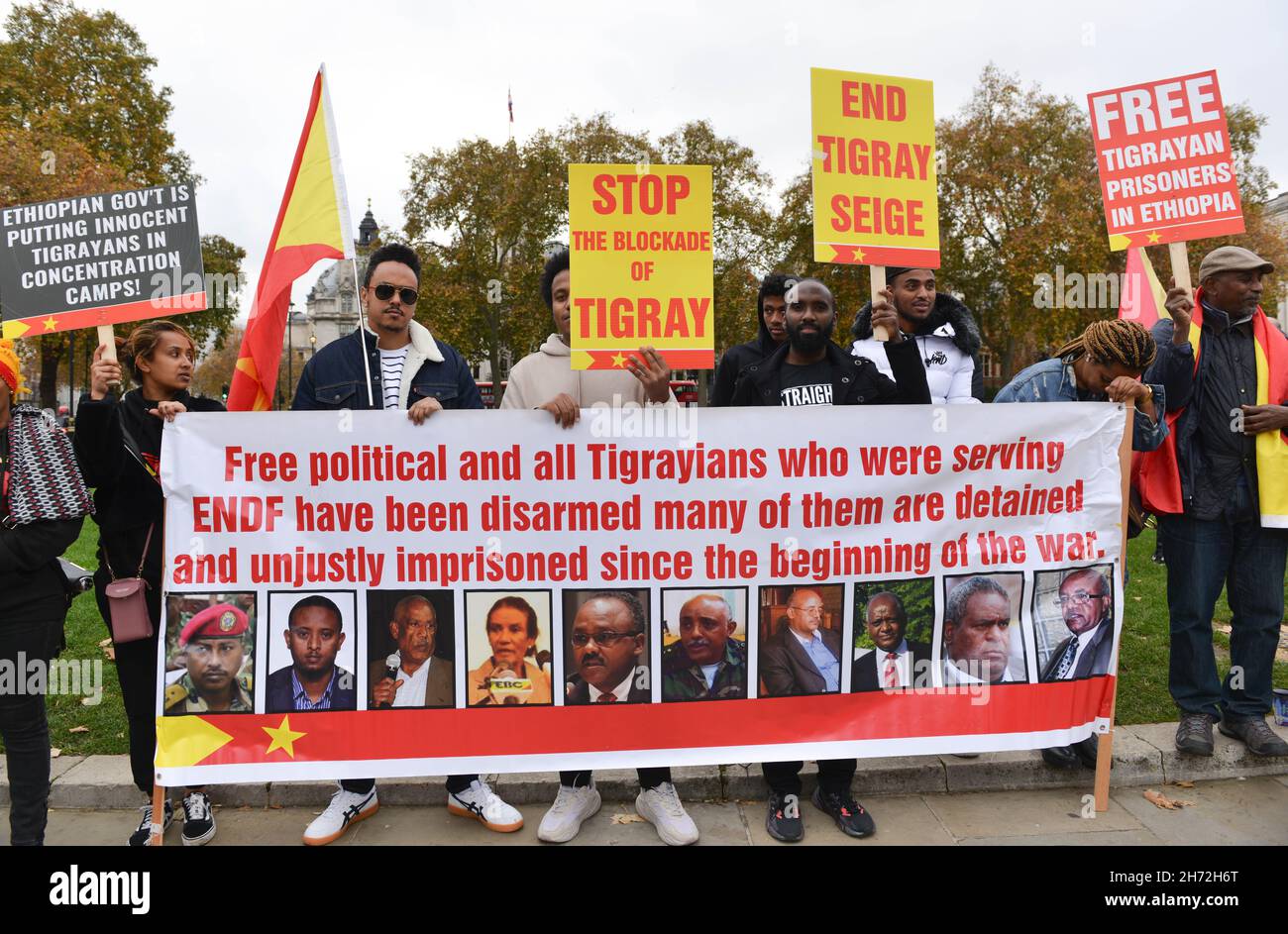 Londra, Regno Unito. 19 Nov 2021. I manifestanti di Tigray detengono una bandiera e dei cartelli durante la manifestazione. I Tigrayans hanno protestato presso la Piazza del Parlamento di Londra per denunciare le azioni del governo etiope contro la popolazione di Tigray. Credit: SOPA Images Limited/Alamy Live News Foto Stock