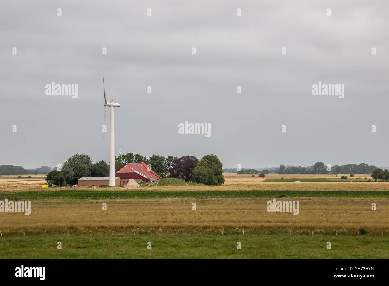 Ruote a vento per l'energia rinnovabile sul paludi pianeggiante della Germania settentrionale Foto Stock