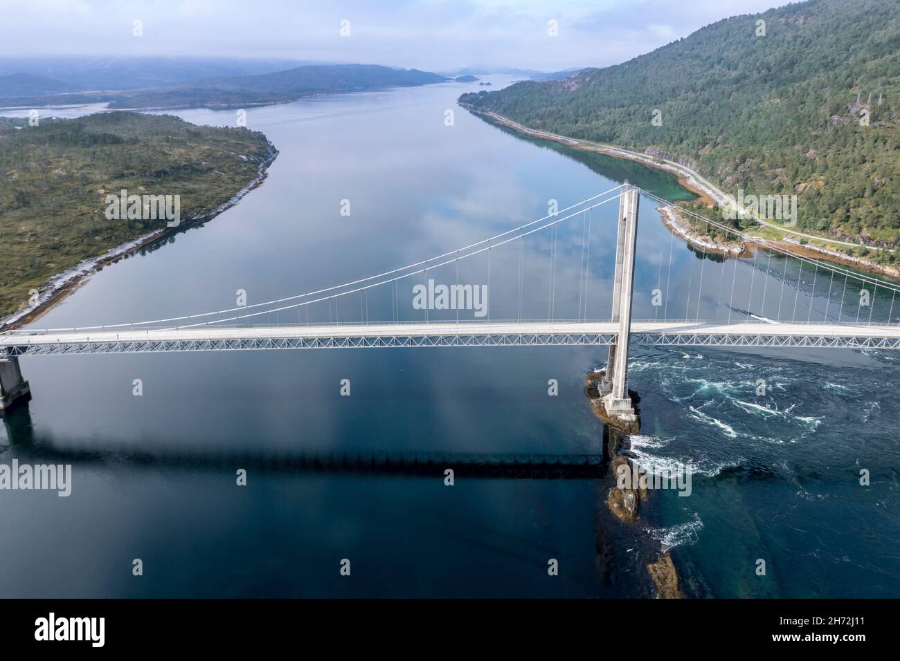 Vista aerea del ponte sospeso sul fiordo Efjord, strada E6, Norvegia settentrionale Foto Stock