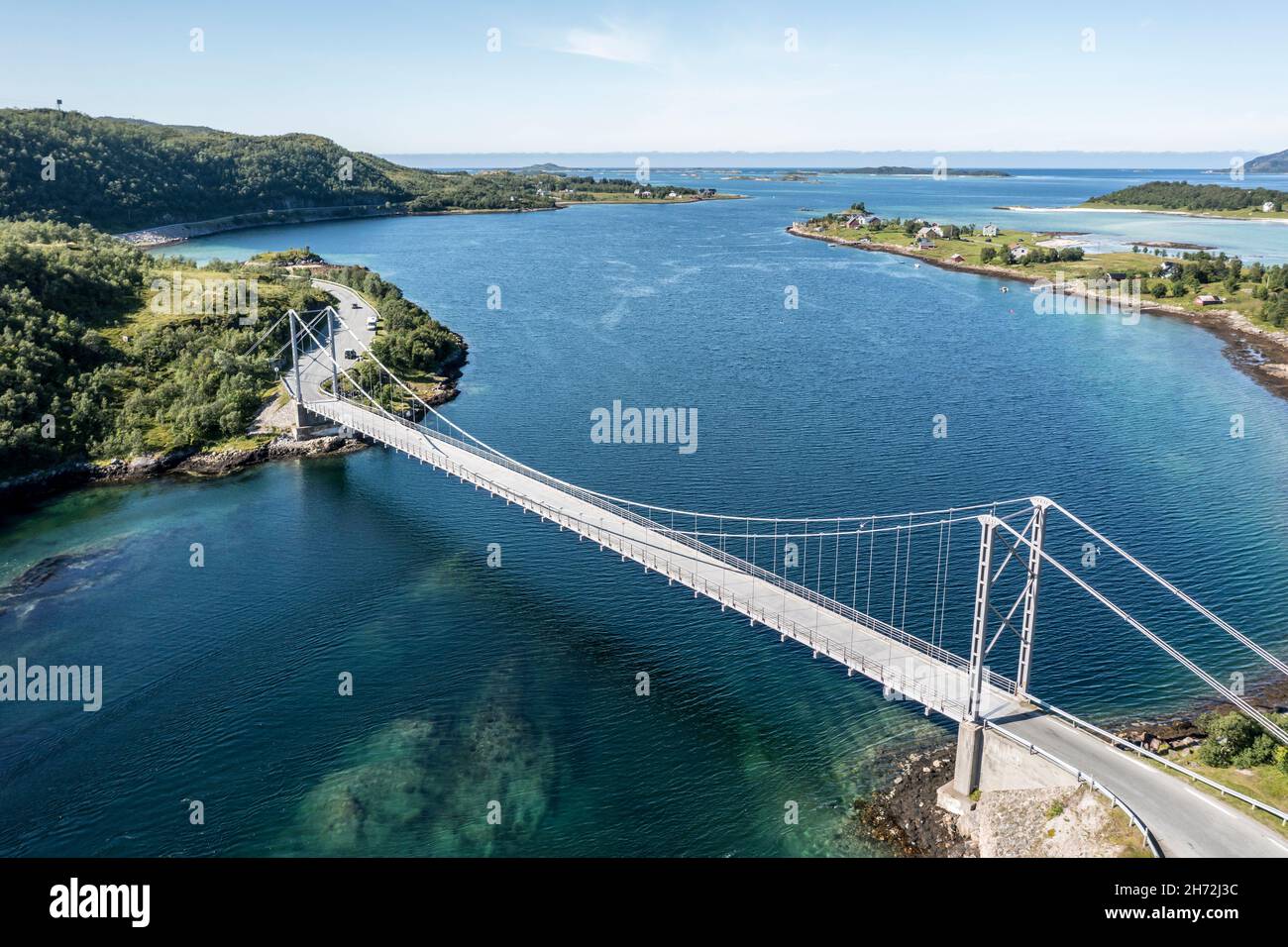Veduta aerea del ponte sul fiordo di Straumsbotn, penisola di Straumsnes nella parte posteriore, RV 86 est del villaggio Hamn i Senja, isola di Senja, Norvegia Foto Stock