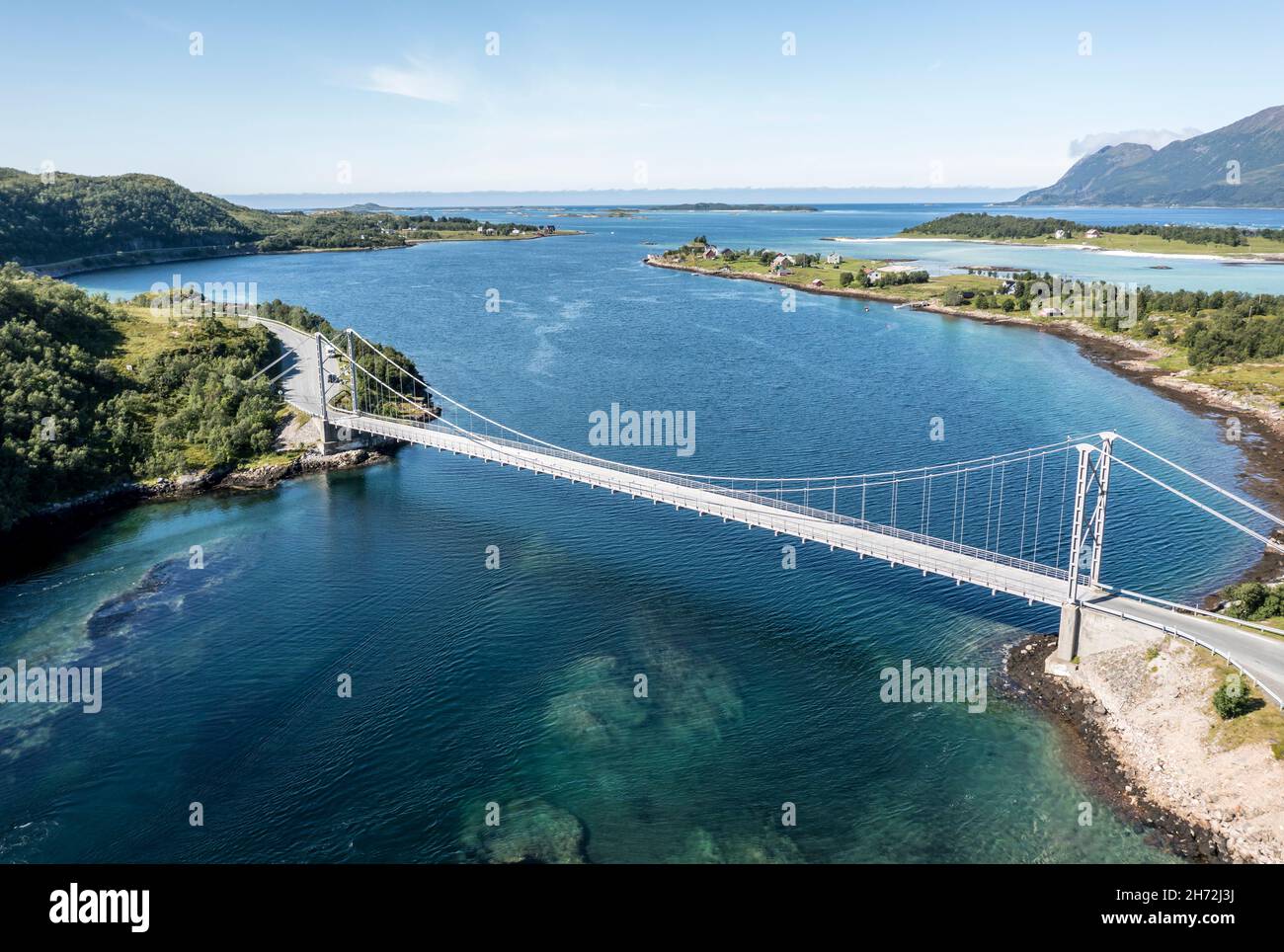 Veduta aerea del ponte sul fiordo di Straumsbotn, penisola di Straumsnes nella parte posteriore, RV 86 est del villaggio Hamn i Senja, isola di Senja, Norvegia Foto Stock