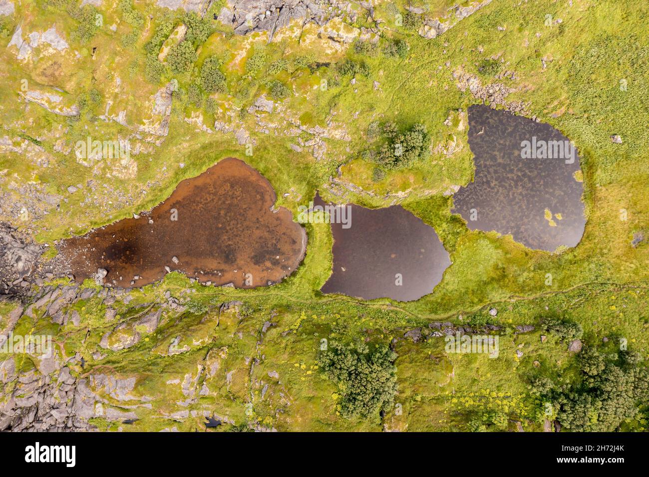 Vista aerea di laghi colorati nella storica area mineraria di nichel, vicino a Ham i Senja, Senja isola, Norvegia Foto Stock