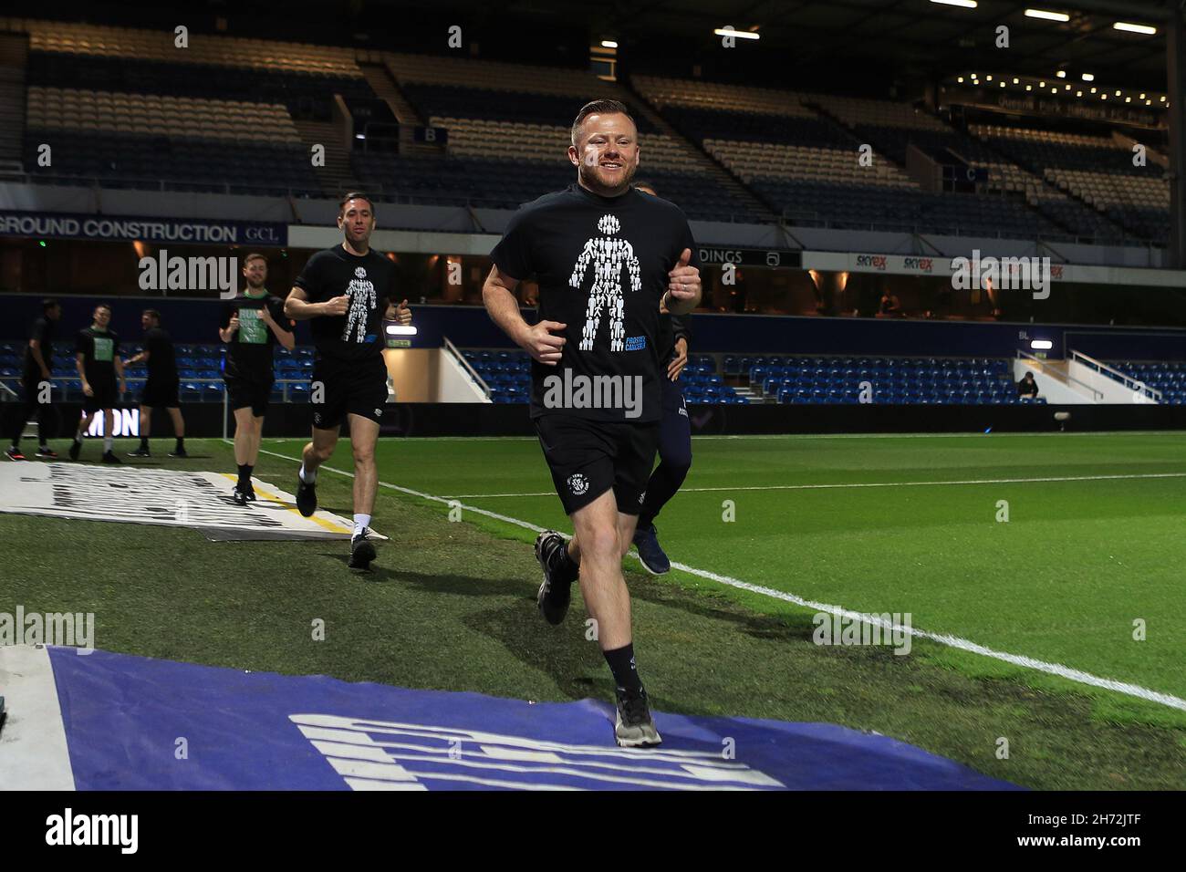 Londra, Regno Unito. 19 Nov 2021. Alcuni fan scherzano intorno al campo per raccogliere soldi per Prostate Cancer UK prima di gioco tonights. EFL Skybet Championship Match, Queens Park Rangers / Luton Town al Kiyan Prince Foundation Stadium, Loftus Road a Londra venerdì 19 novembre 2021. Questa immagine può essere utilizzata solo a scopo editoriale. Solo per uso editoriale, licenza richiesta per uso commerciale. Nessun uso in scommesse, giochi o un singolo club/campionato/player pubblicazioni. pic di Steffan Bowen/Andrew Orchard sport fotografia/Alamy Live news credito: Andrew Orchard sport fotografia/Alamy Live News Foto Stock