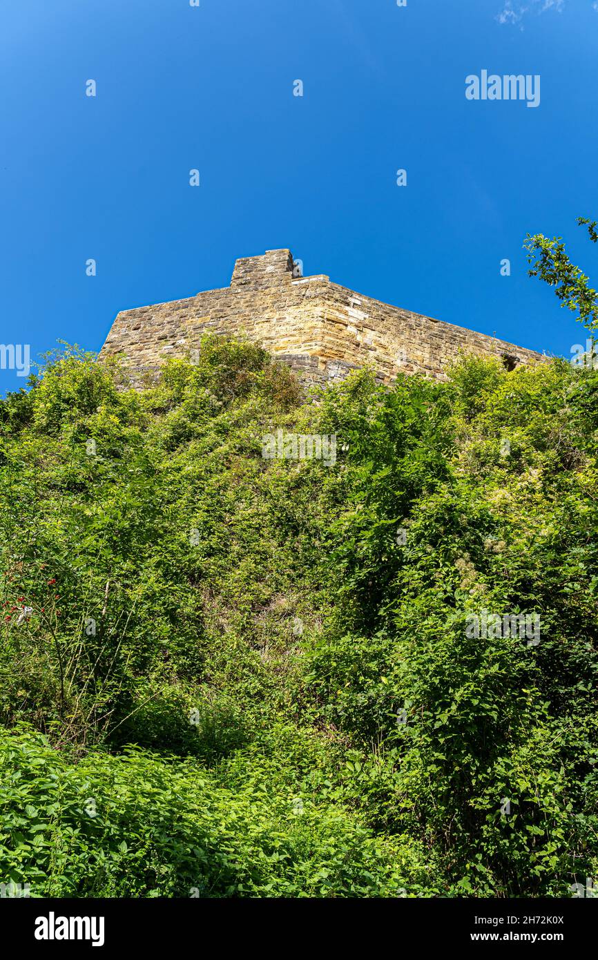 Massicce alte mura di un antico castello medievale Foto Stock