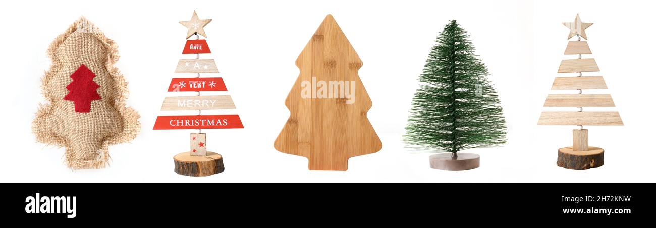 Differente set di alberi di Natale di legno naturale e materiali tradizionali isolati su sfondo bianco. Foto Stock