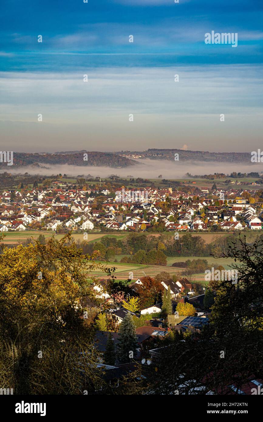 Piccolo villaggio nel mezzo della campagna con nebbia giù per le colline Foto Stock