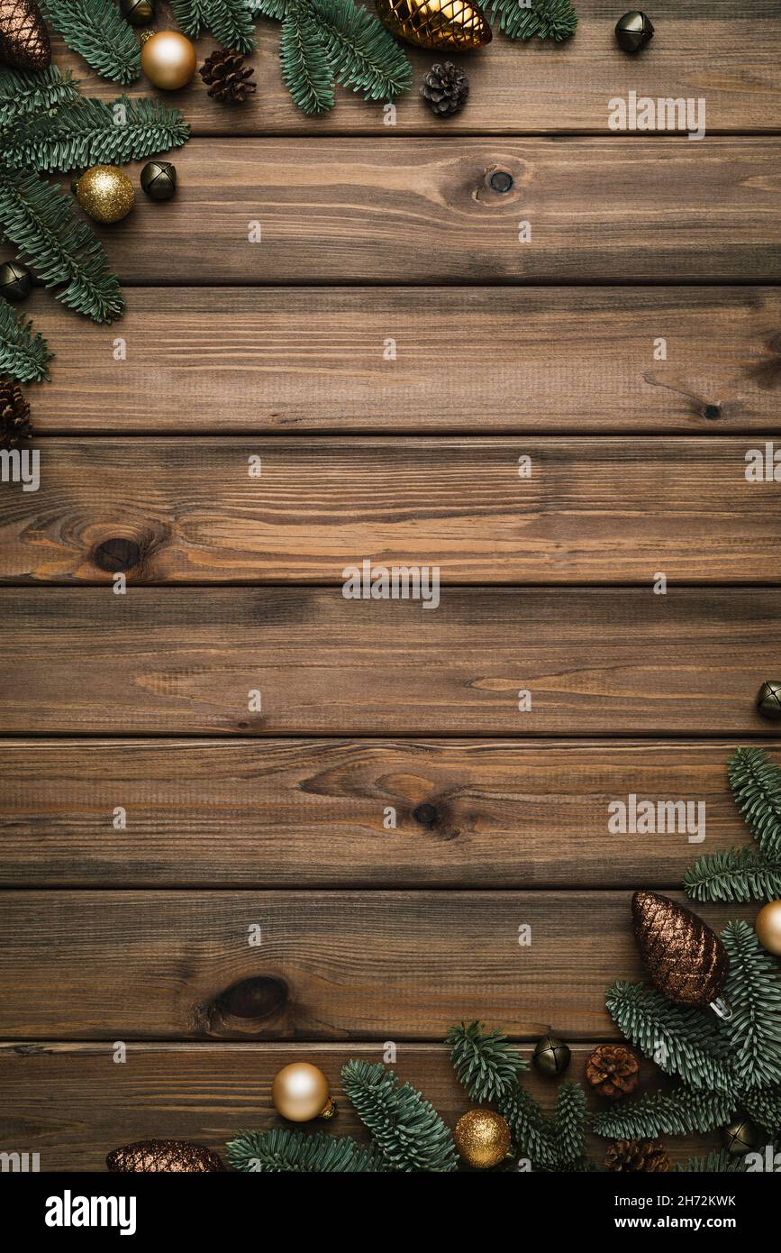 Sfondo vintage natalizio con cornice di decorazioni in abete e spazio per la copia del testo Foto Stock