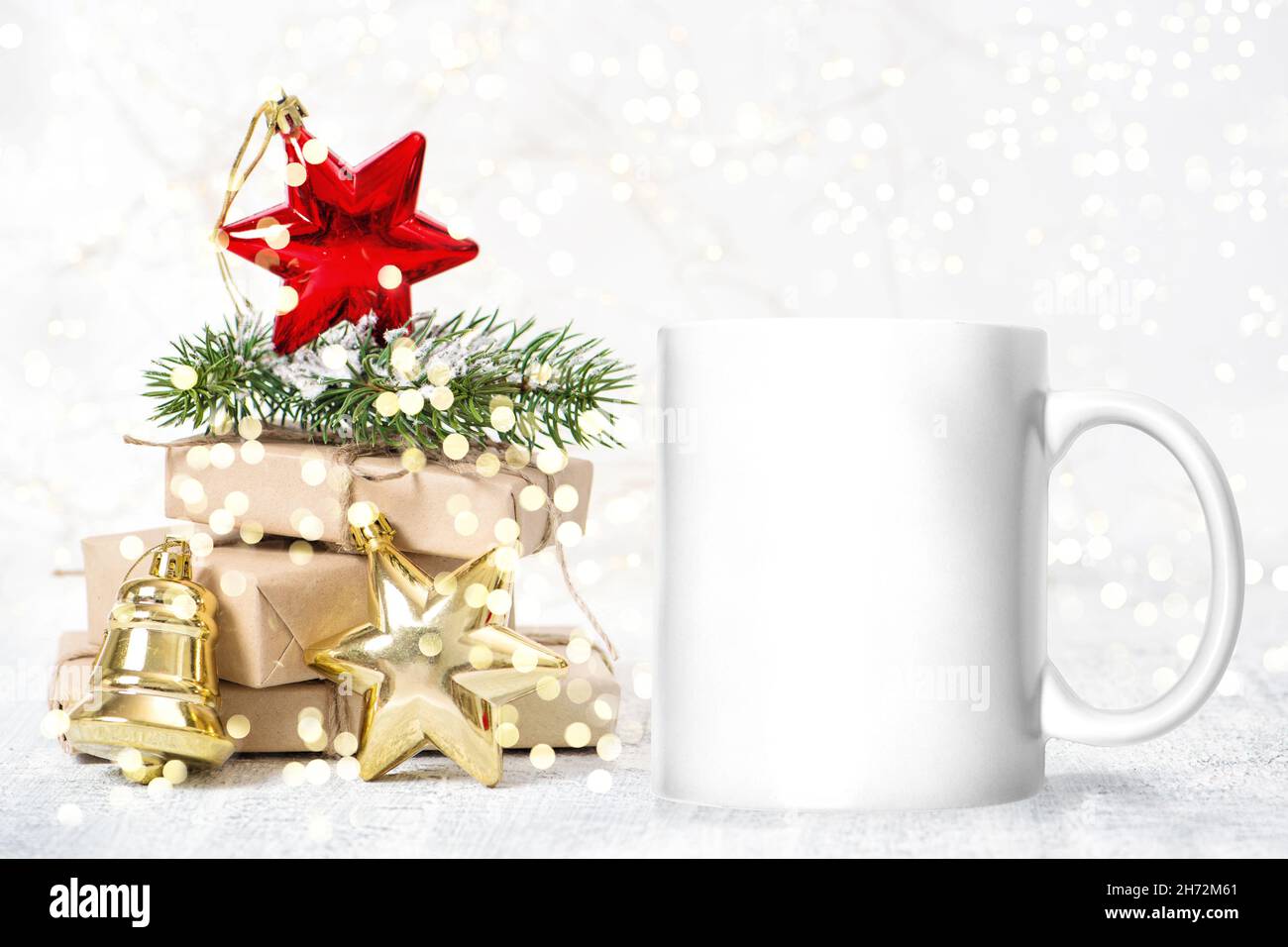 Mug bianco con decorazione di Natale. Mockup sublimazione Foto Stock