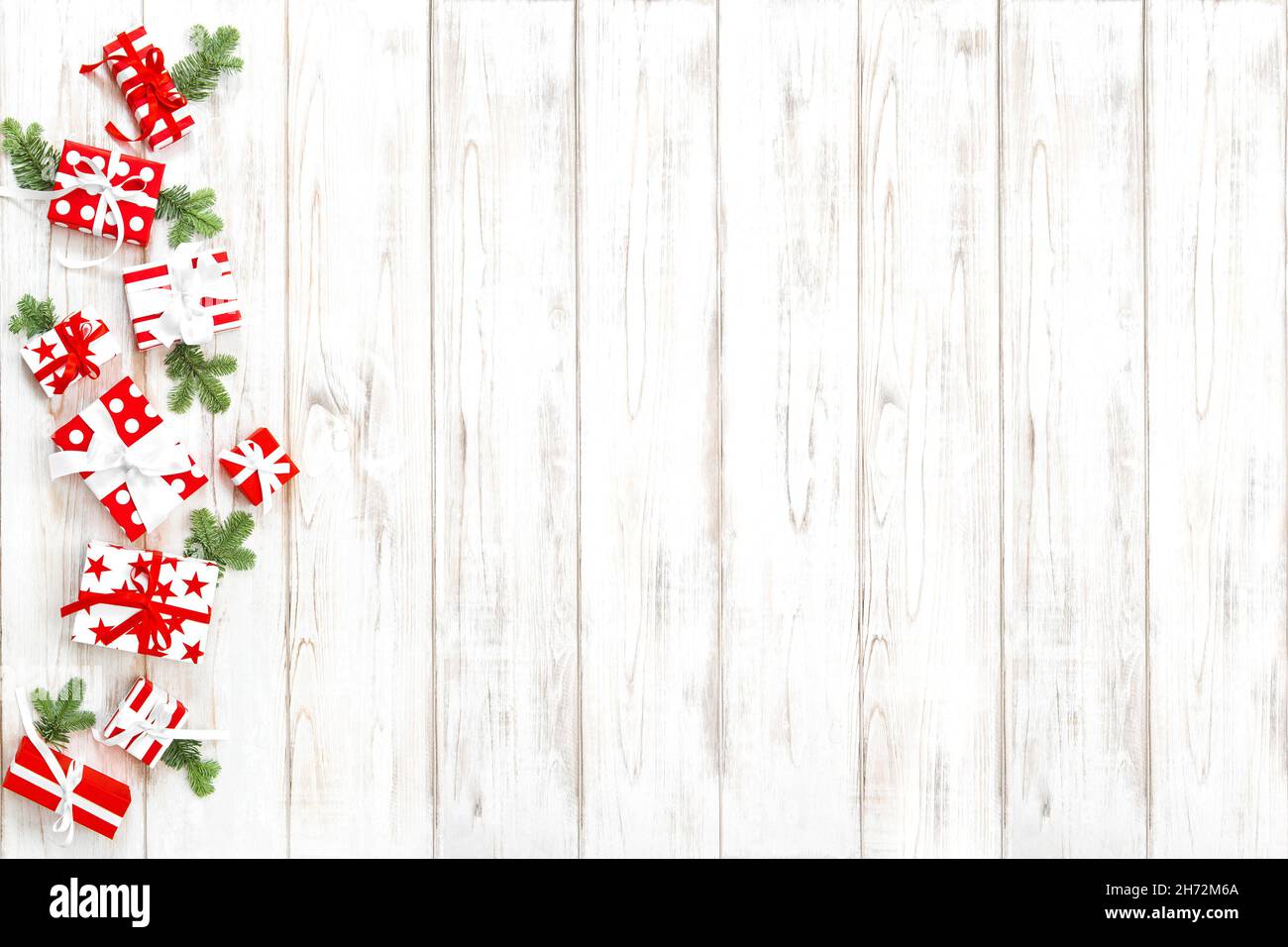 Banner di Natale. Scatole regalo su sfondo in legno Foto Stock