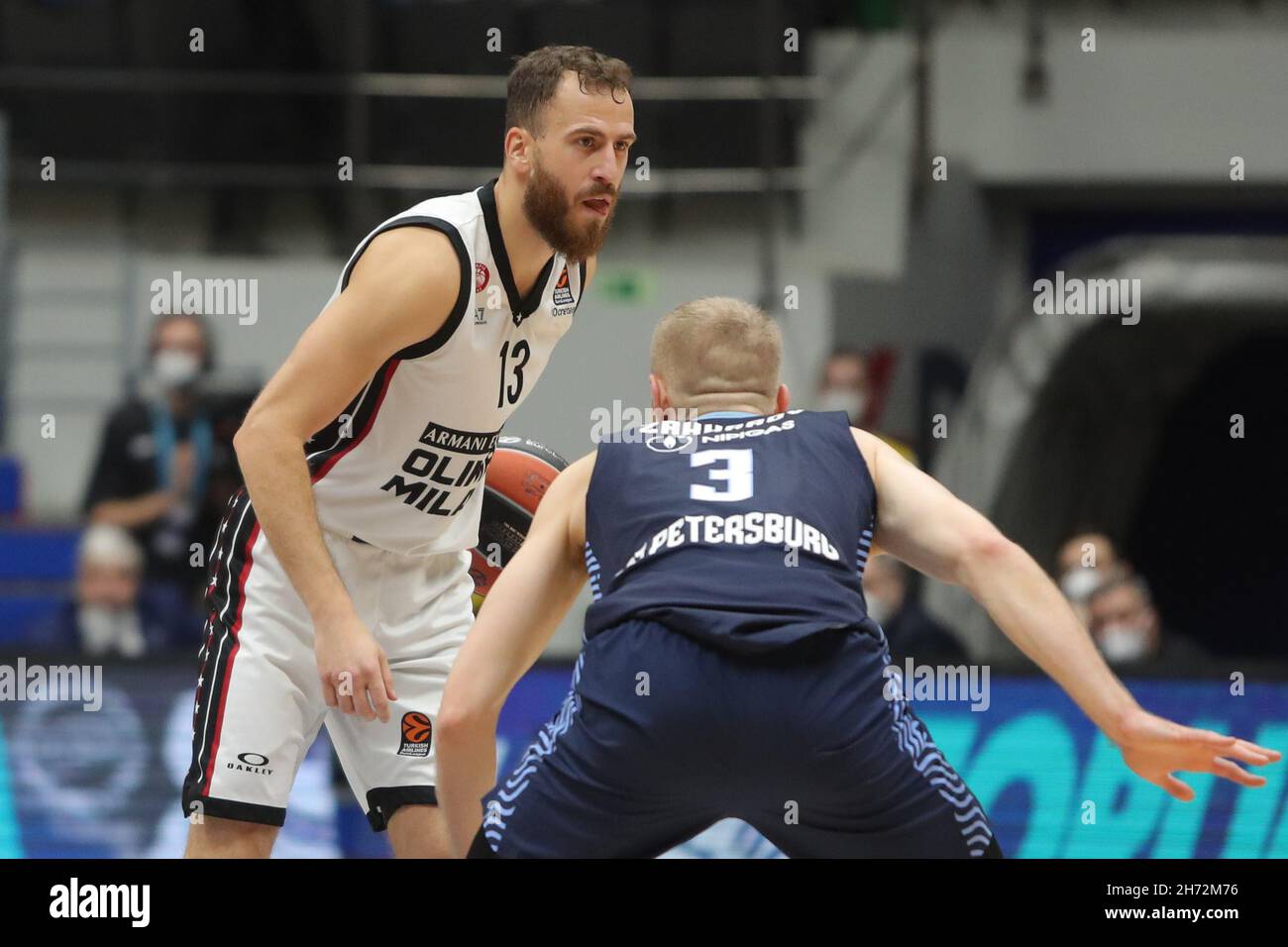 San Pietroburgo, Russia. 19 Nov 2021. Sergio Rodrigez del BC Armani Exchange e Denis Zakharov del BC Zenit in azione durante la partita Eurolega della Turkish Airlines BC Zenit contro AX scambi Armani alla Sibur Arena di San Pietroburgo. SAN PIETROBURGO, - NOVEMBRE 19: Photo by Anatoliy Medved Credit: Orange Pics BV/Alamy Live News Foto Stock