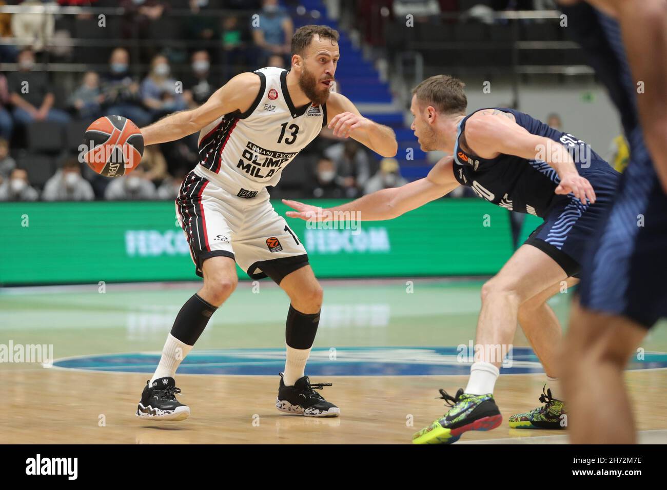 San Pietroburgo, Russia. 19 Nov 2021. Sergio Rodrigez della BC Armani Exchange e Andrey Zubkov della BC Zenit in azione durante la partita Eurolega della Turkish Airlines BC Zenit contro AX scambi Armani presso la Sibur Arena di San Pietroburgo. SAN PIETROBURGO, - NOVEMBRE 19: Photo by Anatoliy Medved Credit: Orange Pics BV/Alamy Live News Foto Stock