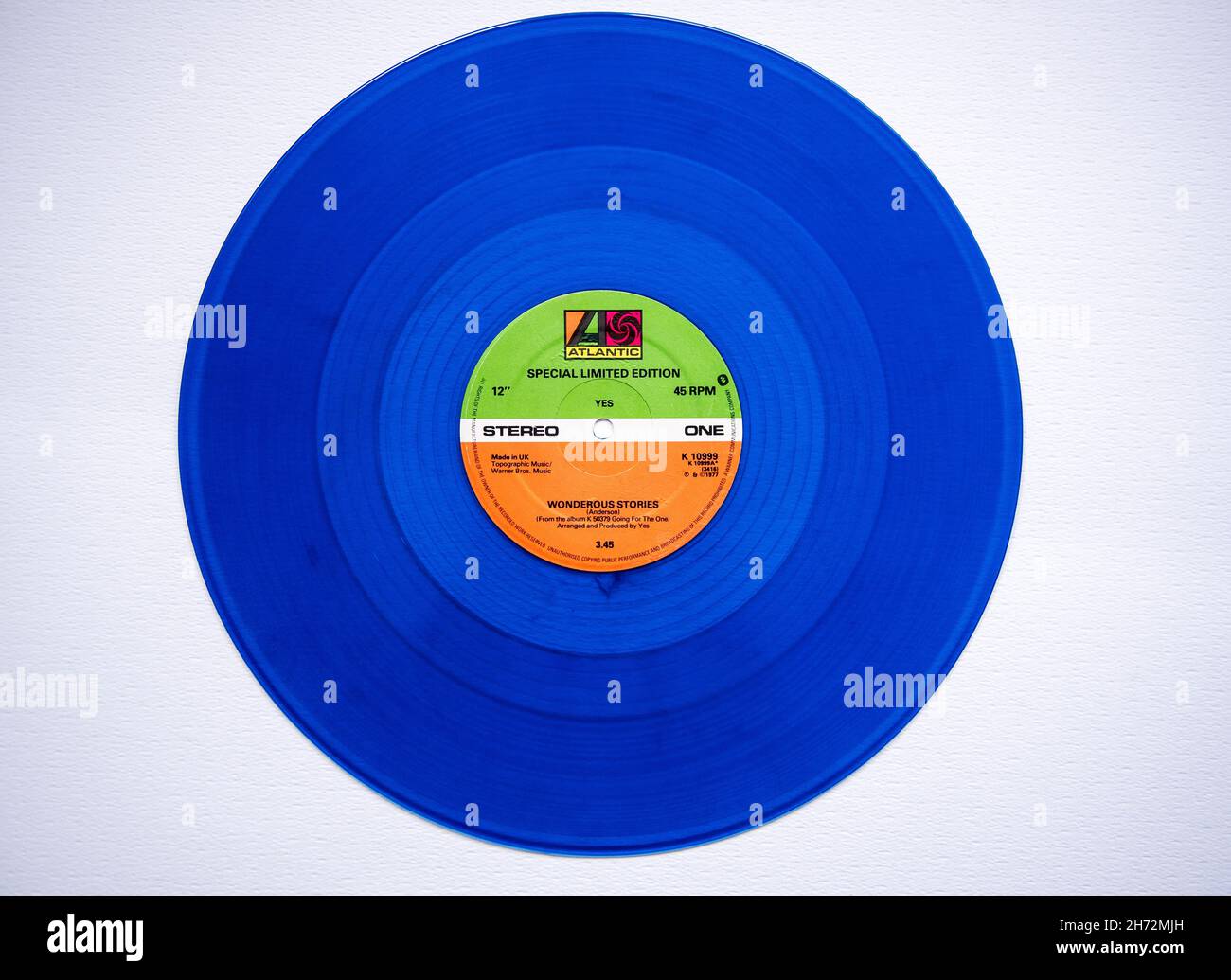 Edizione limitata blu vinile 12 pollici versione del singolo Wonderous Stories della band progressive rock inglese Yes, che è stato rilasciato nel 1977 Foto Stock
