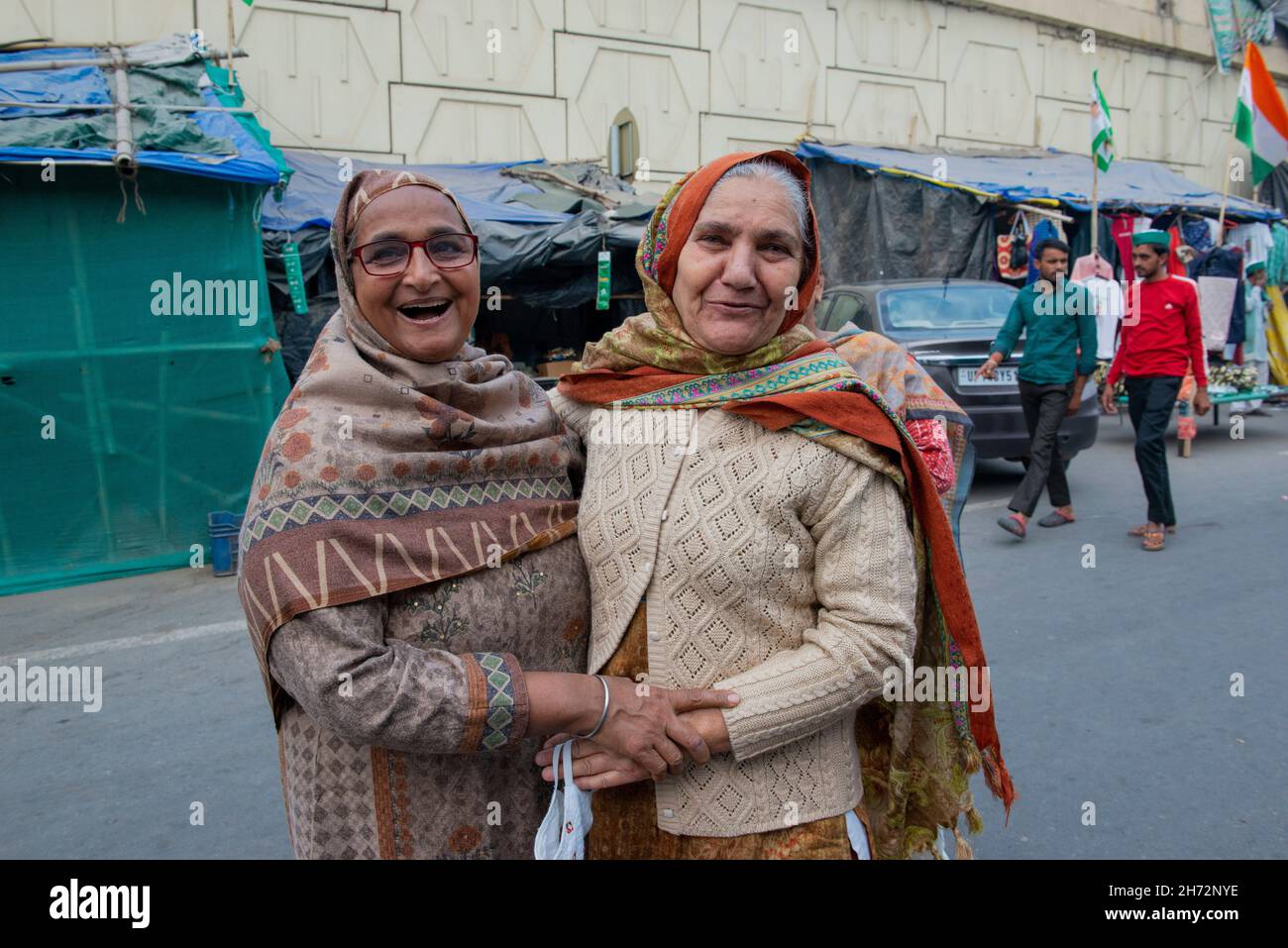 Ghaziabad, India. 19 novembre 2021. Le donne contadine si congratulano a vicenda dopo tre leggi di riforma agricola abrogate.il primo Ministro Narendra modi ha annunciato che il Centro abrogherà le tre leggi controverse che sono state approvate in Parlamento nel settembre dello scorso anno 2020. PM modi si è scusato con la gente del paese e ha detto che il governo "non è riuscito a convincere una parte degli agricoltori" sulle leggi agricole. Credit: SOPA Images Limited/Alamy Live News Foto Stock