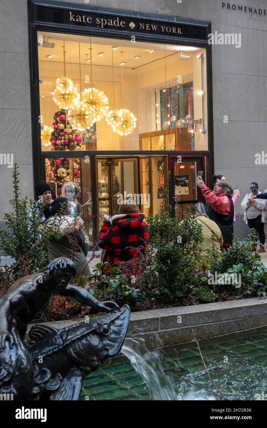 I negozi dei Channel Gardens sono decorati per le vacanze al Rockefeller Center, New York City, USA Foto Stock