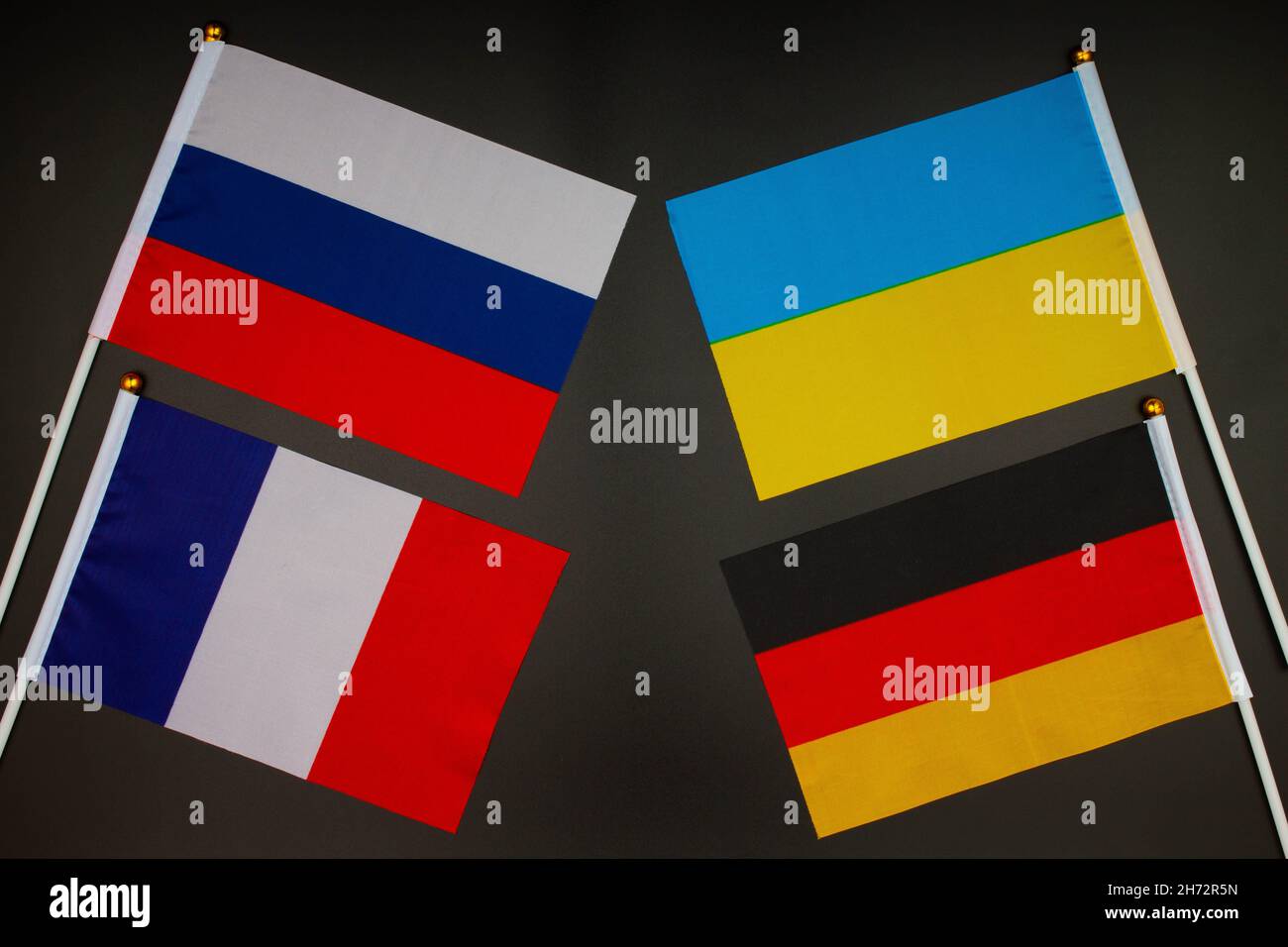 Normandia quattro riunione. Vertice formato Normandia. Bandiere di Ucraina, Russia, Germania, Francia su sfondo nero. Guerra a Donbas. Riunione dei ministri degli Esteri Foto Stock