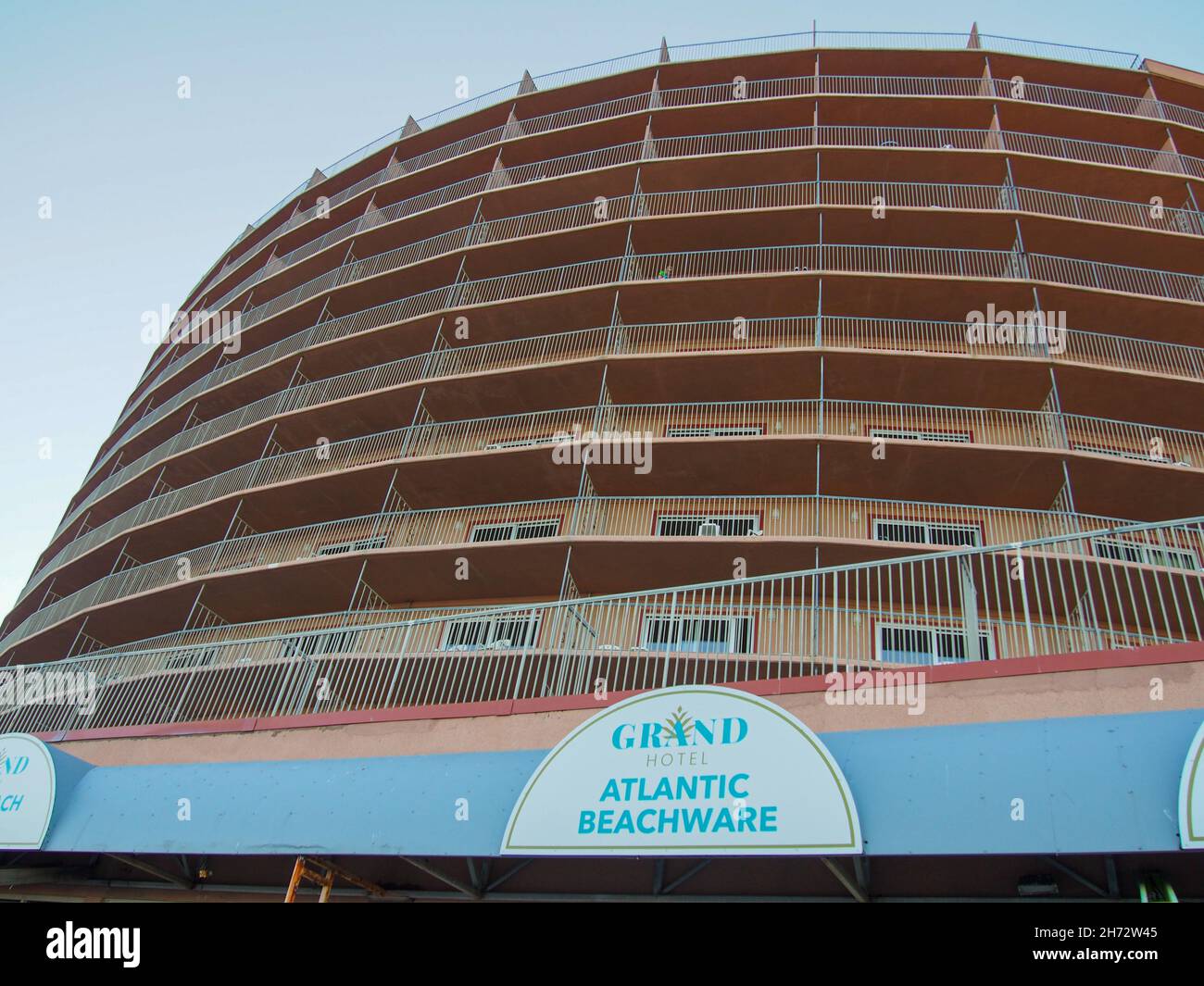 Vista ad angolo basso del Circular Grand Hotel lungo il lungomare di Ocean City, Maryland, USA, 2021, © Katharine Andriotis Foto Stock