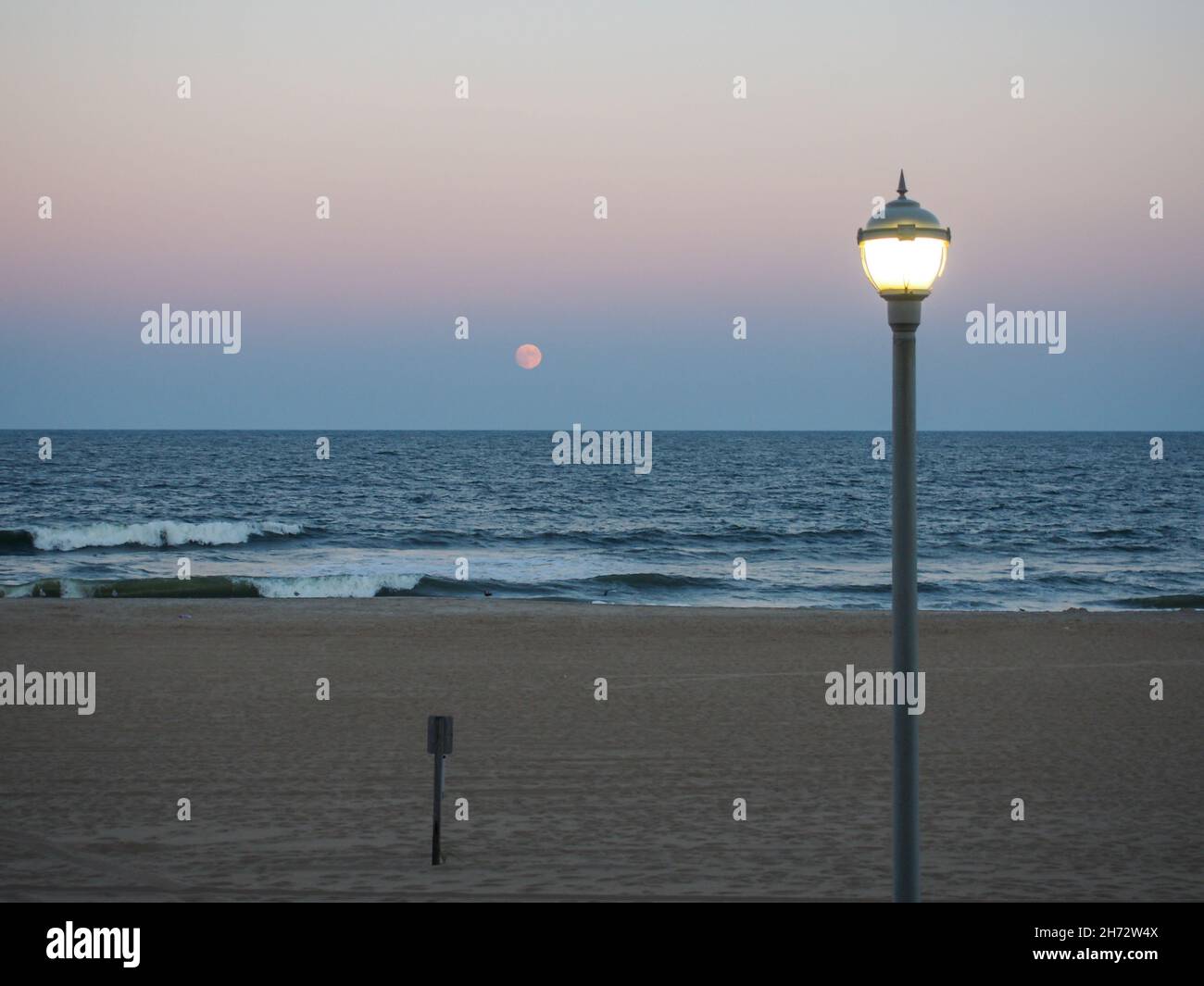 Harvest Moonrise sopra l'Atlantico a Ocean City, Maryland, USA, 2021, © Katharine Andriotis Foto Stock