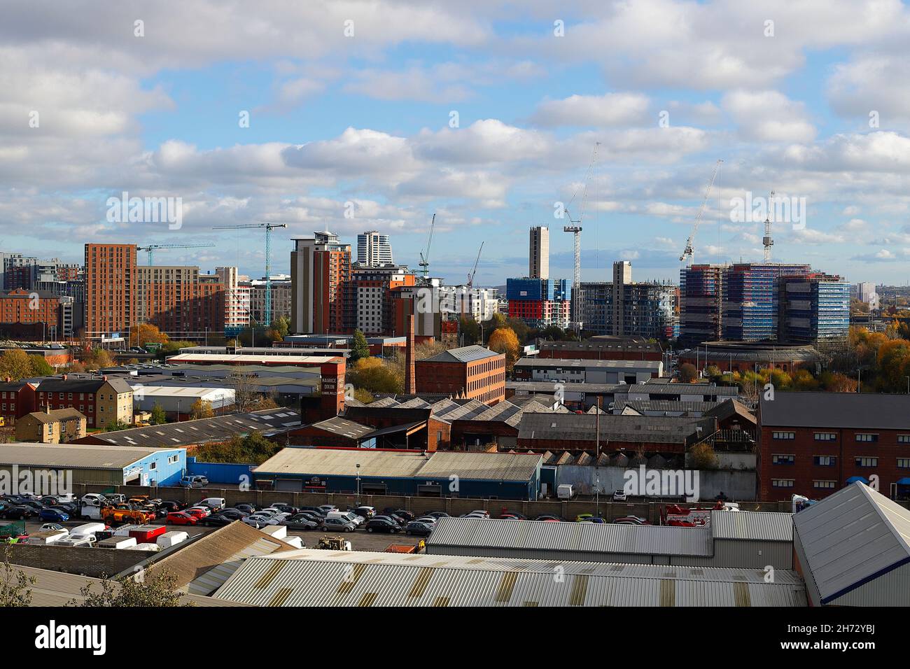 Una vista di Leeds con i nuovi appartamenti Junction in costruzione. Foto Stock