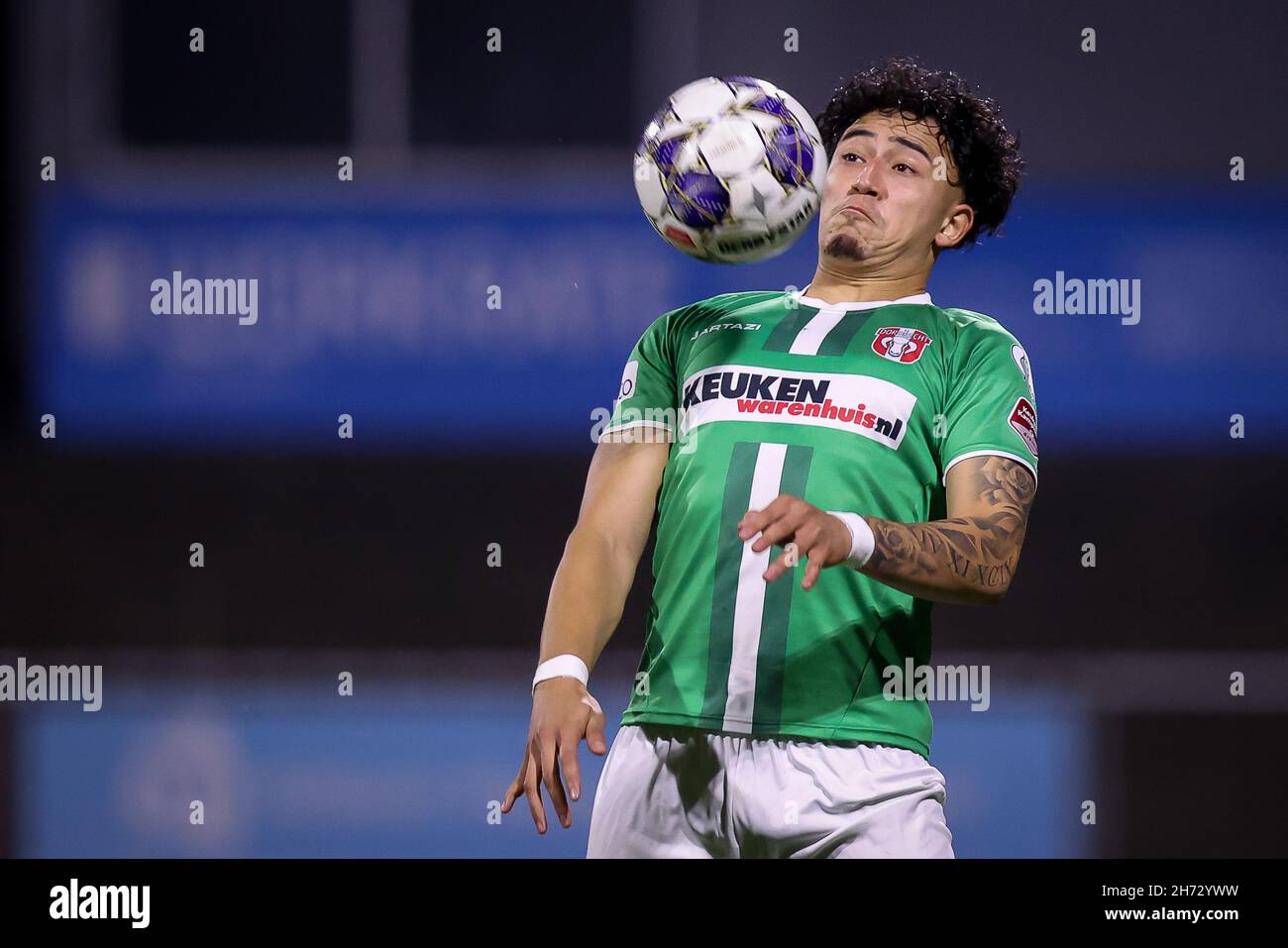 DORDRECHT, PAESI BASSI - NOVEMBRE 19: Ruggero Mannes del FC Dordrecht durante la partita olandese Keukenkampioendivisie tra il FC Dordrecht e De Graafschap al Riwal Hoogwerkers Stadion il 19 Novembre 2021 a Dordrecht, Paesi Bassi (Foto di Herman Dingler/Orange Pictures) Credit: Orange Pics BV/Alamy Live News Foto Stock