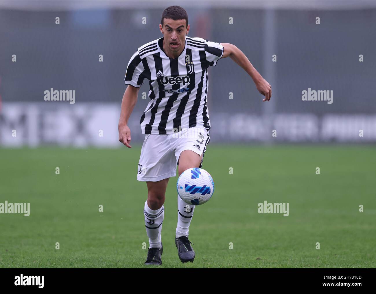 Milano, 19 novembre 2021. Riccardo Turicchia di Juventus durante la partita del campione Primavera al Centro Sportivo Vismara di Milano. Il credito d'immagine dovrebbe essere: Jonathan Moscrop / Sportimage Credit: Sportimage/Alamy Live News Foto Stock