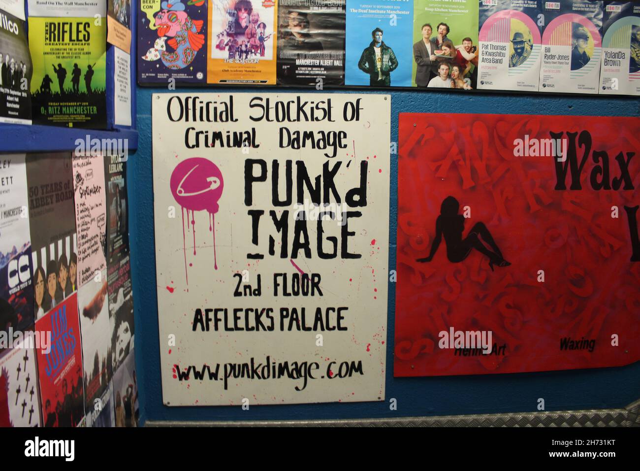 Poster sul muro di Afflecks Palace, Manchester, Inghilterra. Foto Stock