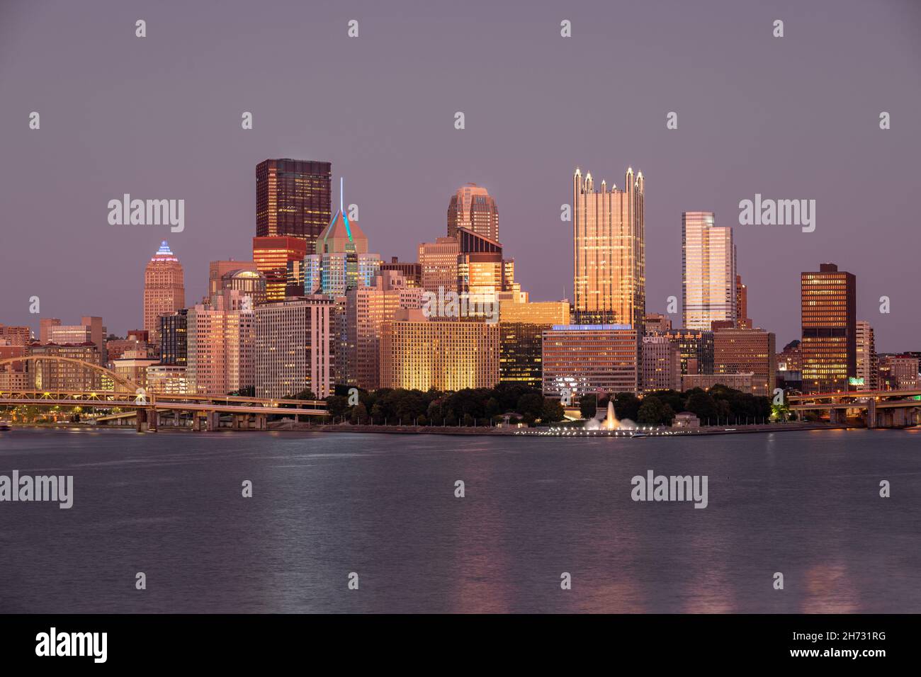 Paesaggio urbano di Pittsburgh, Pennsylvania. Fiumi Allegheny e Monongahela in background. Fiume Ohio. Pittsburgh Downtown con grattacieli e bellissimo Foto Stock