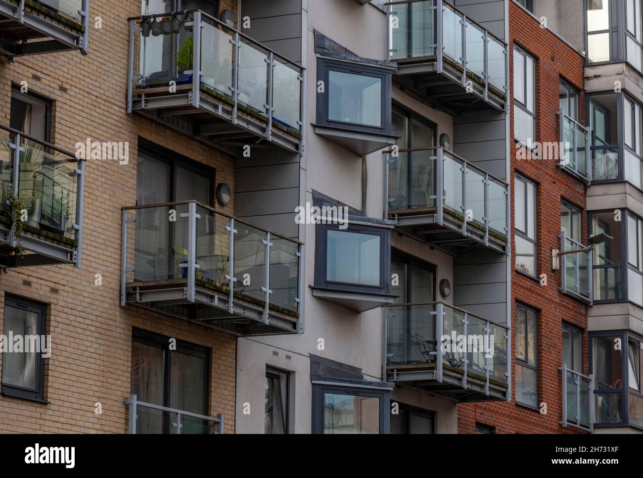 blocco di appartamenti moderni in un alto edificio, balconi in un moderno blocco di appartamenti o appartamenti, spazio esterno in un edificio a più piani. case moderne. Foto Stock