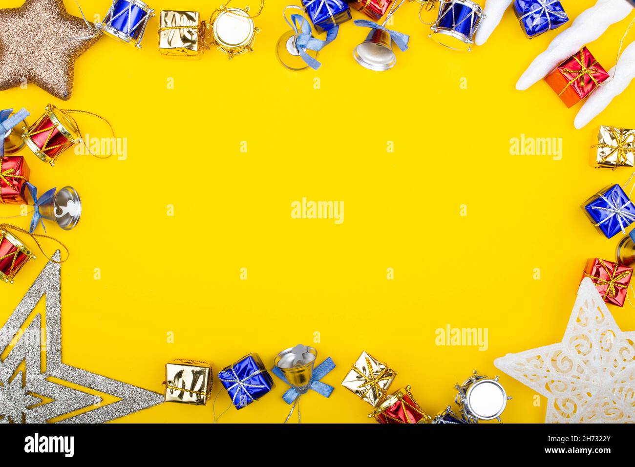 Buon biglietto di auguri di Natale su sfondo giallo. Colorato modello di vacanza di Capodanno. Inviti universali. Telaio e design. Spazio di copia per il testo. Foto Stock