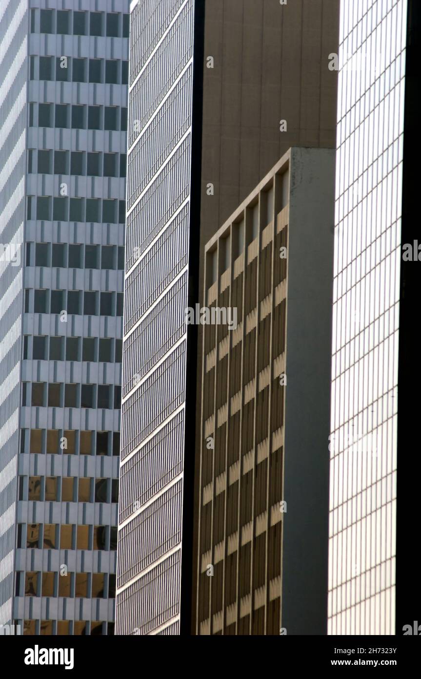 Fila di edifici di uffici lungo Wilshire Blvd. A Beverly Hills, CA Foto Stock