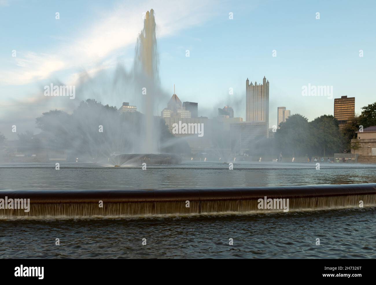 Point state Park Fountain a Pittsburgh, Pennsylvania. Esposizione lunga Foto scattata e acqua sfocata a causa della lunga esposizione. Sera Foto Stock