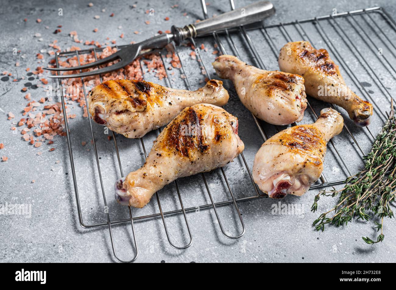 Pollo alla griglia con Jerk Chicken su una griglia, polpa di pollo con  bastone di pollo alle gambe. Sfondo grigio. Vista dall'alto Foto stock -  Alamy