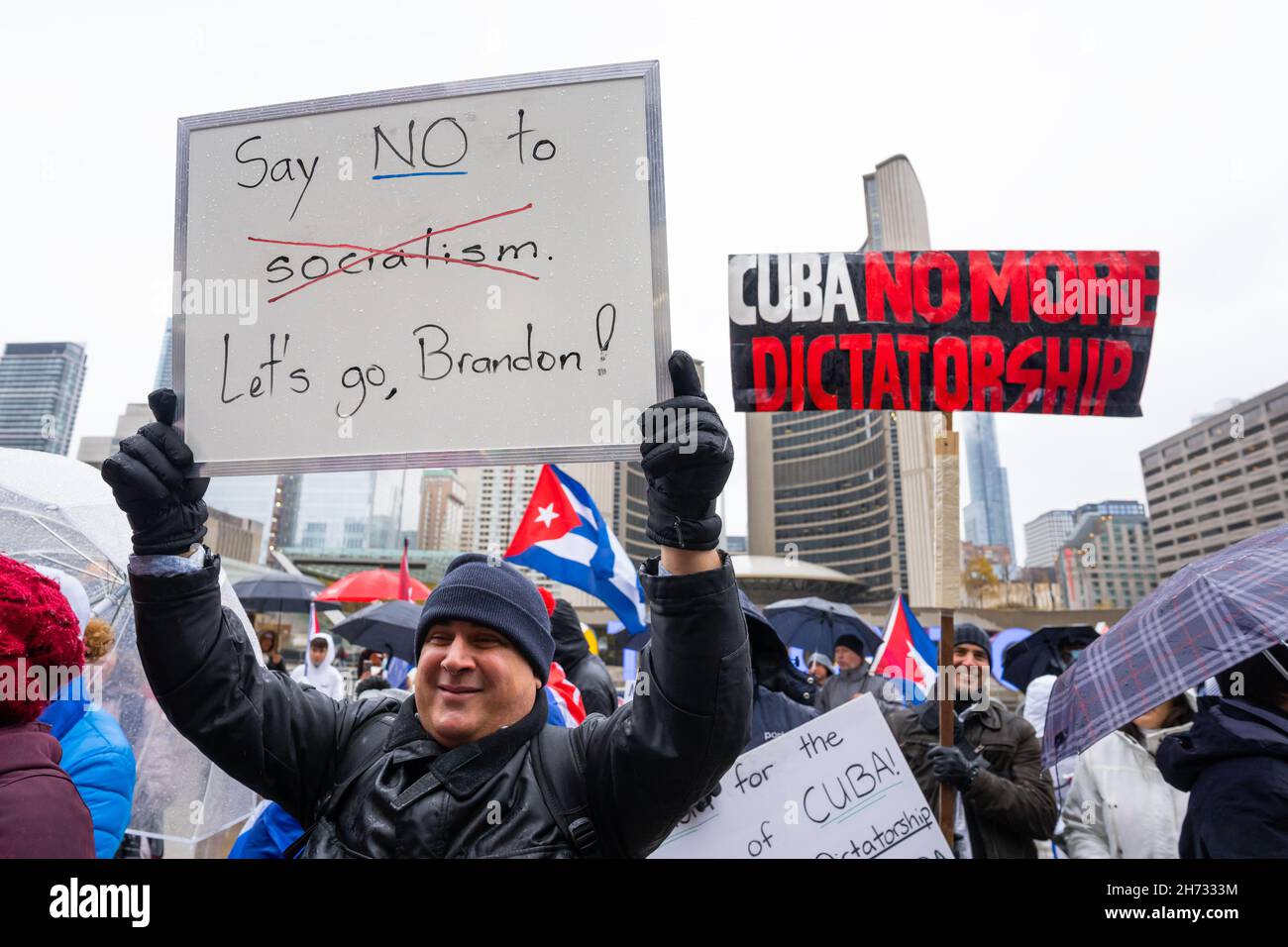 I cubani-canadesi condannano il socialismo e il regime comunista di Castro a Nathan Phillips Square a Toronto, Ontario. Foto Stock