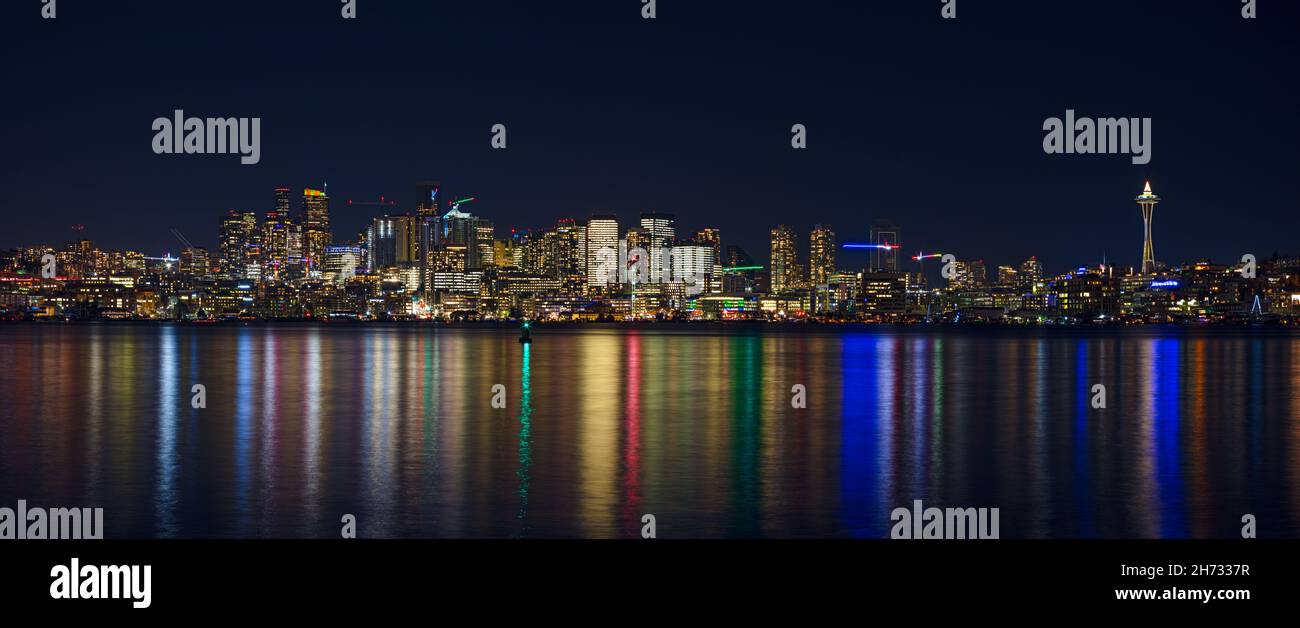 Lo skyline del centro di Seattle si riflette nel lago Union dal gas Works Park di Washington Foto Stock