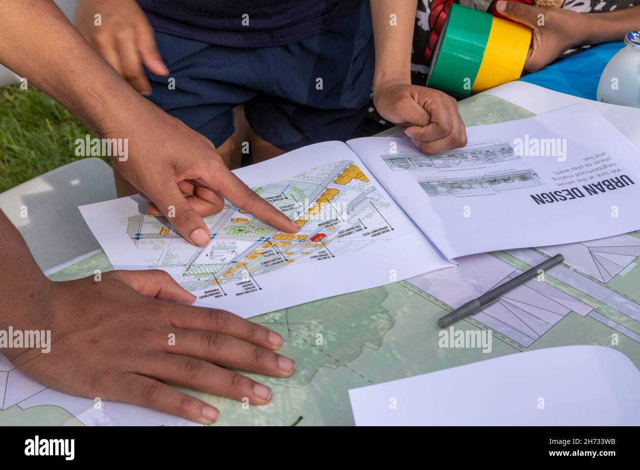 Detroit, Michigan - i bambini imparano a conoscere il design urbano, a discutere di come il loro quartiere di Morningside potrebbe essere migliorato, in un programma organizzato da Bril Foto Stock