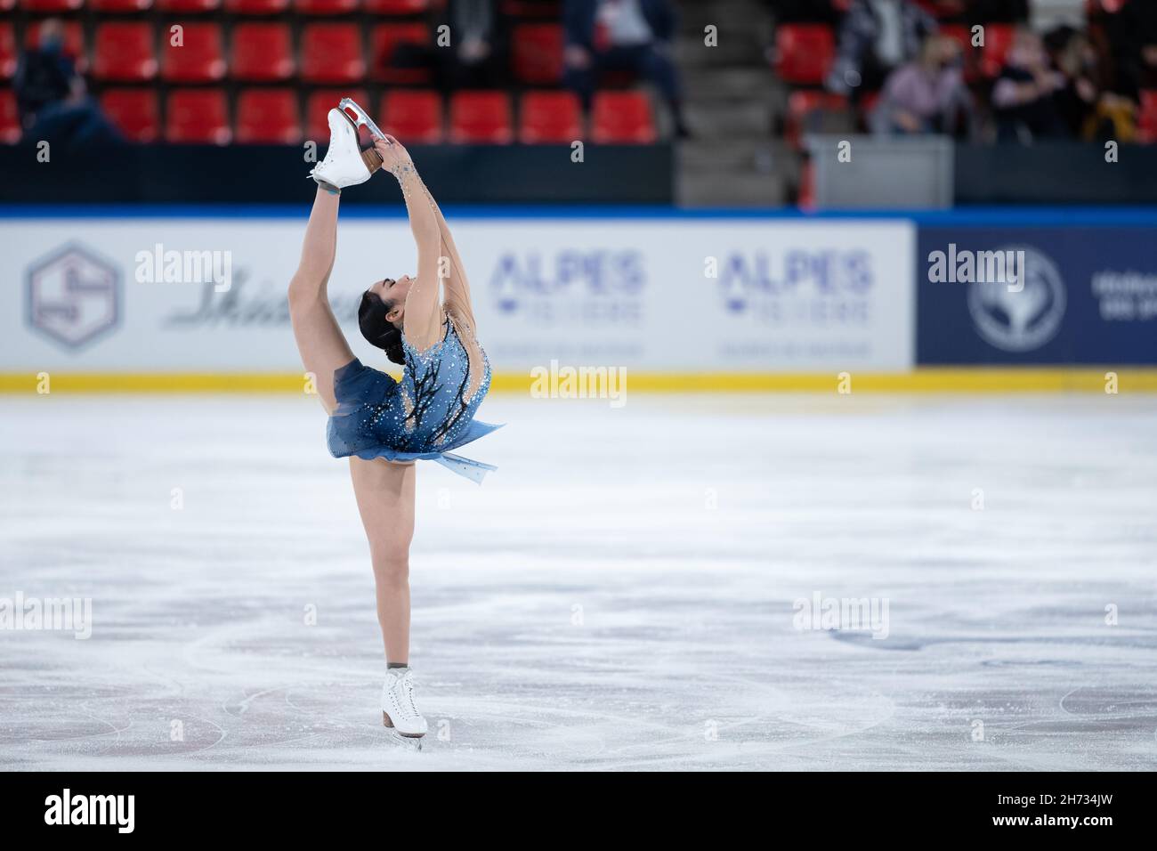 Grenoble, Francia. 19 Nov 2021. Karen Chen dagli Stati Uniti d'America compete nel breve programma femminile del Gran Premio ISU di Pattinaggio di figura - Internationaux de France a Patinoire Polesud a Grenoble, Francia il 19 novembre 2021 Credit: Kathleen Michel/Alamy Live News Foto Stock