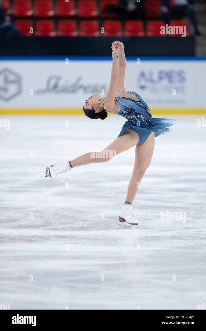 Grenoble, Francia. 19 Nov 2021. Karen Chen dagli Stati Uniti d'America compete nel breve programma femminile del Gran Premio ISU di Pattinaggio di figura - Internationaux de France a Patinoire Polesud a Grenoble, Francia il 19 novembre 2021 Credit: Kathleen Michel/Alamy Live News Foto Stock