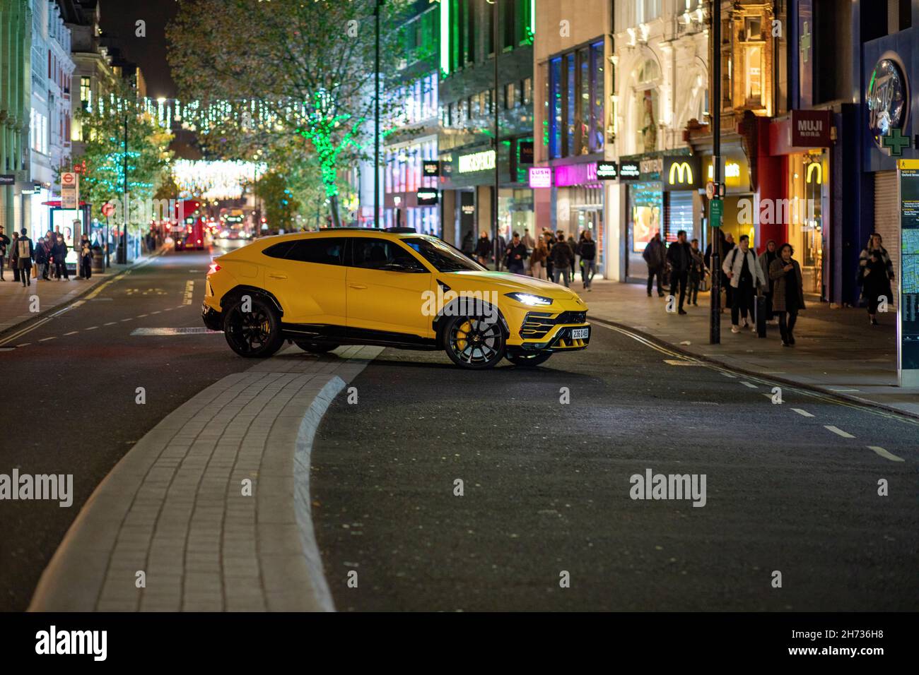 PIC mostra: Diplomatico placcato Porsche Panamera, attraversato la riserva centrale a Oxford St per fare un giro a U. Centro di Londra Natale 2021 figura b Foto Stock