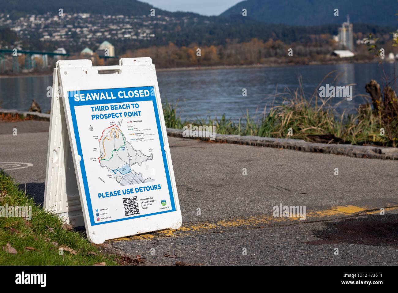 Vancouver, Canada - Novembre 17,2021: Vista del cartello sul mare parzialmente chiusa da Prospect Point a Third Beach Foto Stock