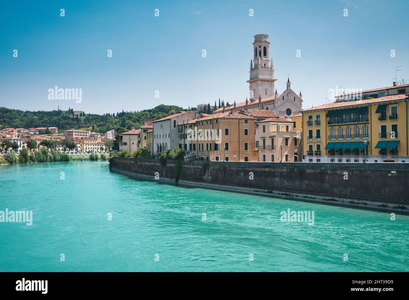 Foto degli edifici sul fiume Adge a Verona Foto Stock