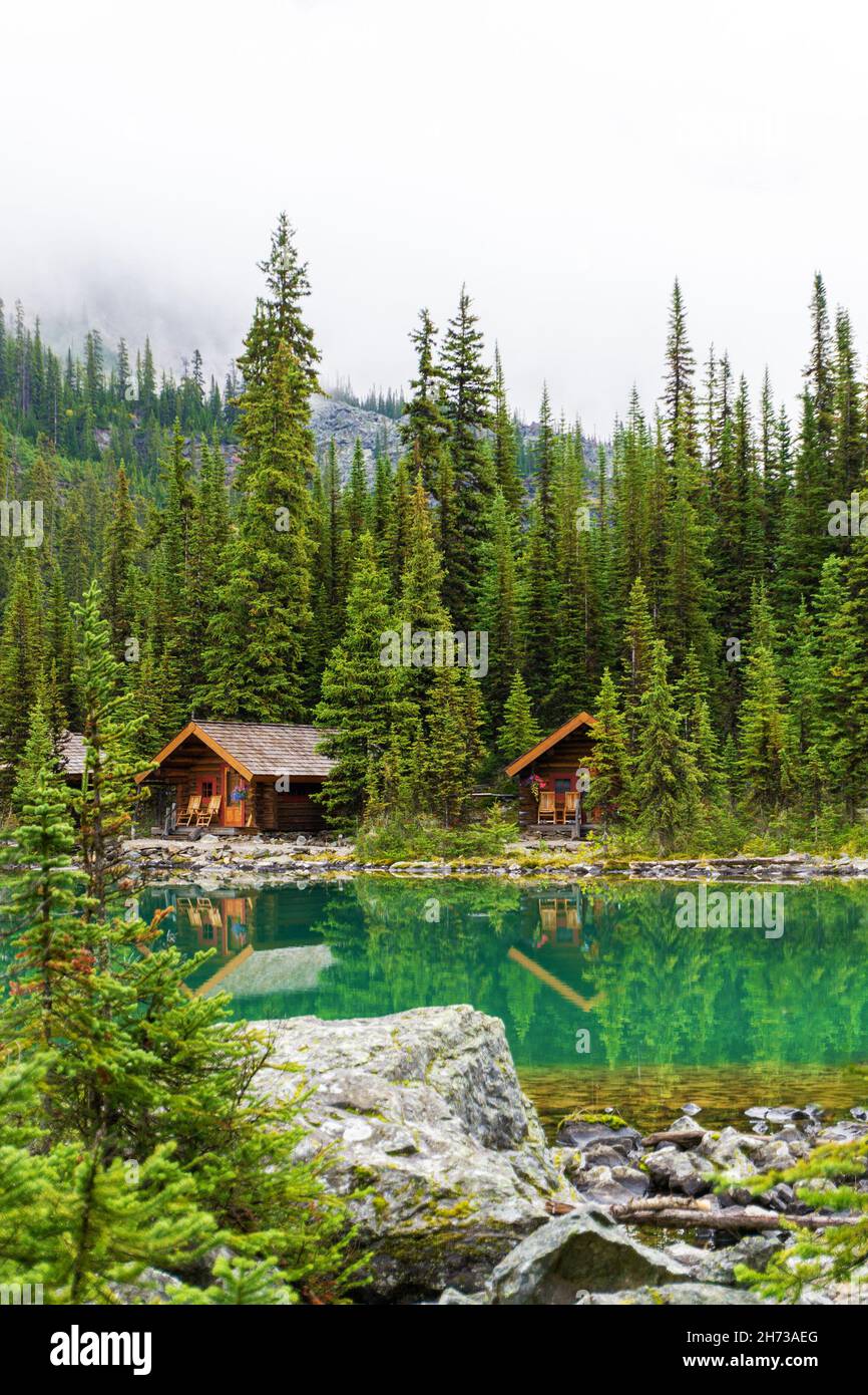 Le nuvole pesanti coprono il Monte Lefroy nelle Montagne Rocciose canadesi al Lago o'Hara come visto da Sargent's Point nel Parco Nazionale di Yoho nella Columbia Britannica, Canada Foto Stock