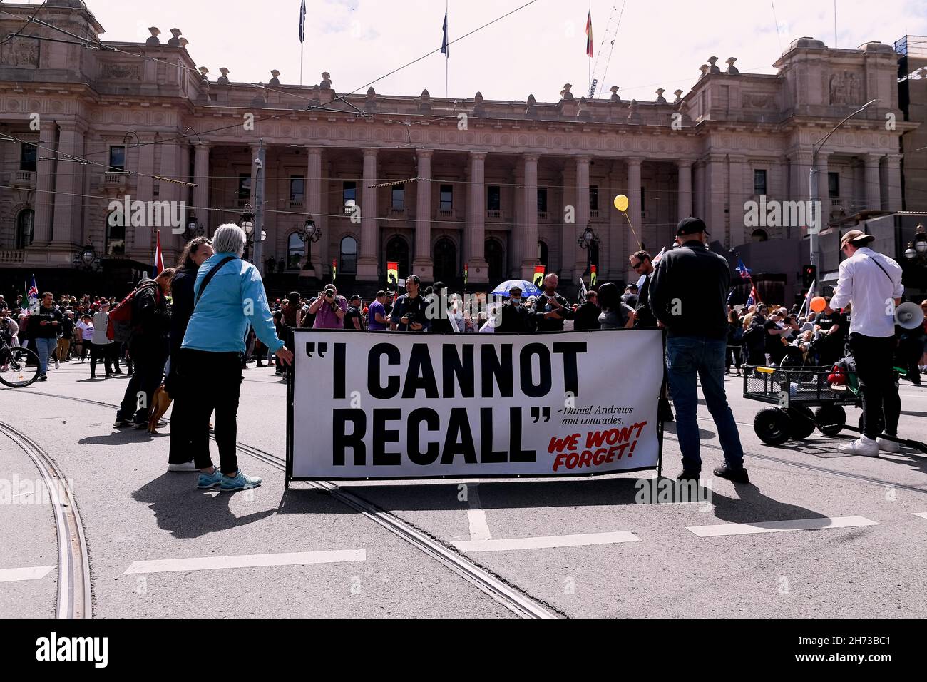 Melbourne, Australia, 20 novembre 2021. Le proteste si riuniscono durante le proteste di due strade nel CBD di Melbourne. Dopo una settimana di continue proteste sui passi della casa del parlamento da parte dei manifestanti "uccidere il disegno di legge” che sono stati associati a minacce di morte e violenza. I manifestanti antifascisti hanno protestato contro l’aumento di quella che vedono come l’estrema destra. Credit: Michael Currie/Speed Media/Alamy Live News Foto Stock