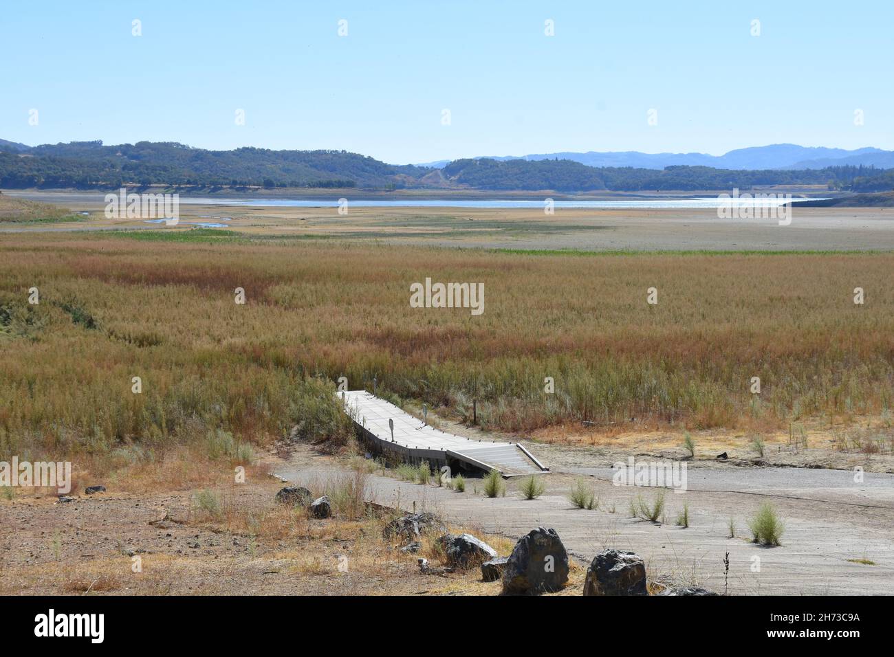 Lago Mendocino, estremità nord al lancio della rand durante la siccità con acqua a 1/4 miglia dalla rampa Foto Stock