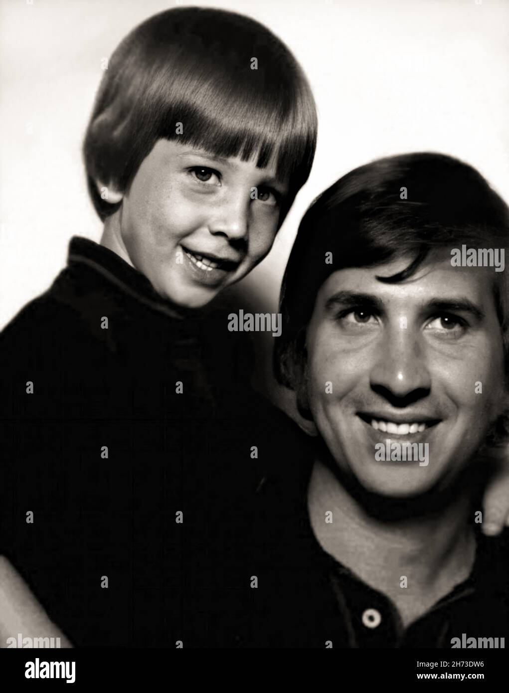 1978 ca, USA : il celebre cantante e compositore american Rock Star MARILYN MANSON ( 5 gennaio 1969 ), nato Brian Hugh Warner , quando era un ragazzo di 9 anni , in questa foto con il padre Hugh Angus Warner (morto il 7 luglio 2017) . Fotografo sconosciuto. - STORIA - FOTO STORICHE - personalità da giovane giovani - personalità quando era giovane - ADOLESCENTE - INFANZIA - INFANZIA - MUSICA - MUSICA - cantante - COMPOSTORE - ROCK STAR - chitarrista - bambino - BAMBINI - BAMBINI - sorriso - sorriso - sorriso - padre - figlio --- ARCHIVIO GBB Foto Stock