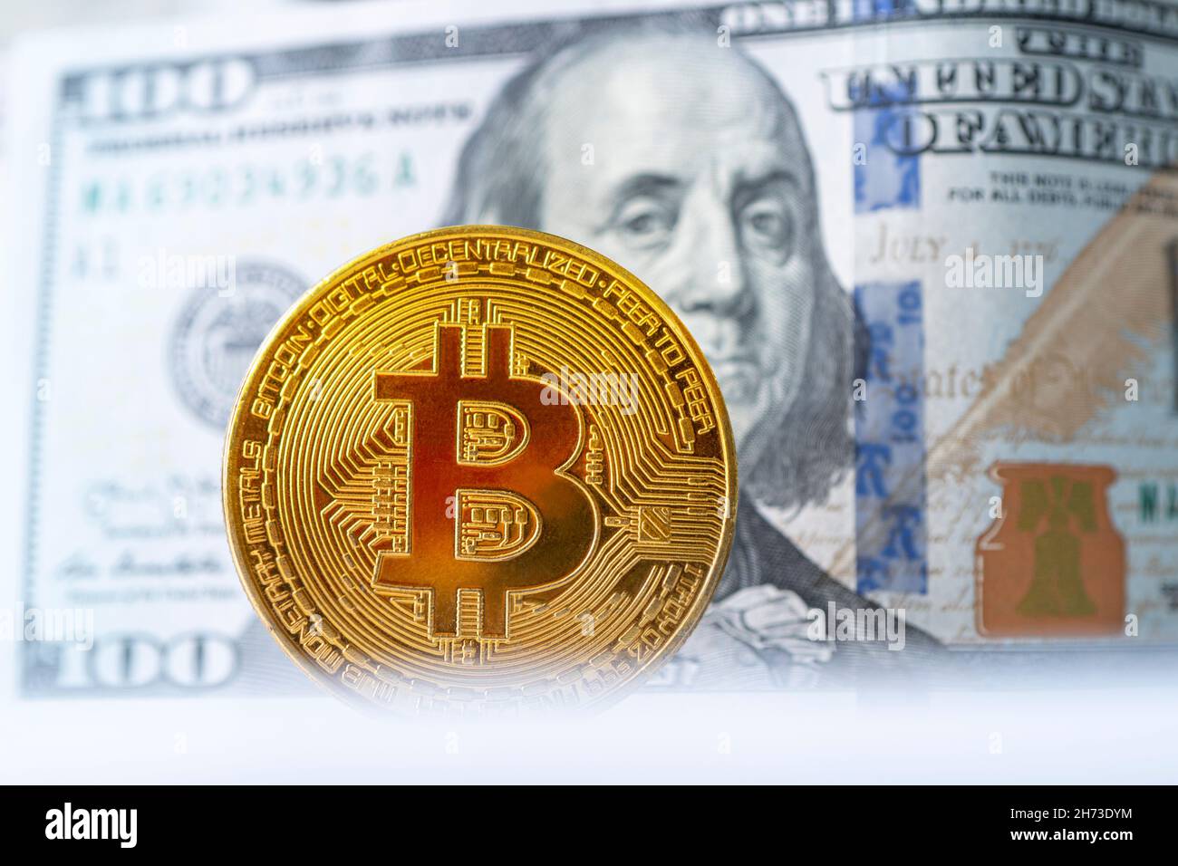 Golden Bitcoin su di noi le fatture del dollaro. La moneta elettronica concetto di exchange. Foto Stock