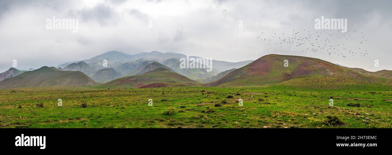 Panorama di montagne in tempo nuvoloso piovoso Foto Stock