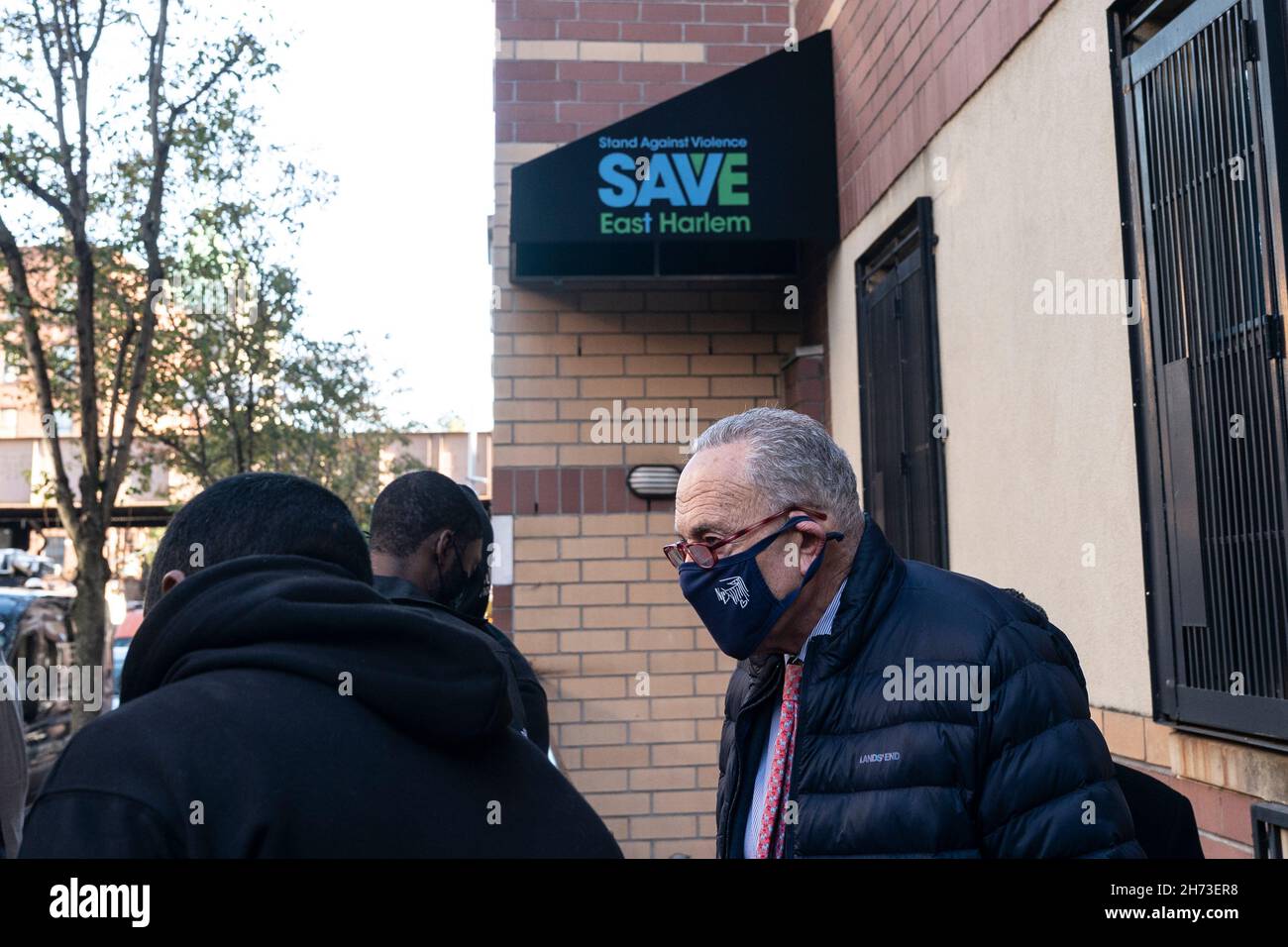 New York, NY - 19 novembre 2021: Il senatore degli Stati Uniti Charles Schumer lascia l'incontro con gli attivisti contro la violenza delle armi presso L'ufficio SAVE di East Harlem Foto Stock