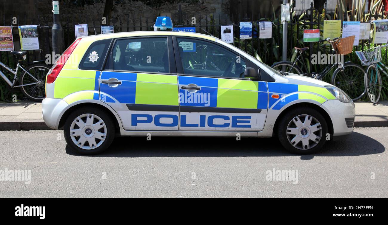 Una macchina della polizia britannica parcheggiata sul lato della strada. Potrebbe essere utilizzato per l'uso editoriale relativo alla polizia o alle forze dell'ordine. Foto Stock