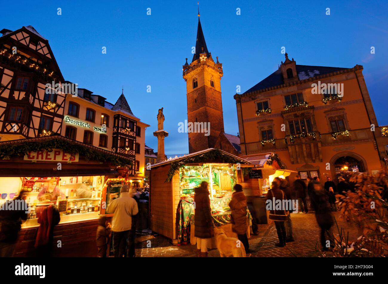 FRANCIA, BAS-RHIN (67), OBERNAI, MERCATO DI NATALE, PIAZZA DEL MERCATO Foto Stock